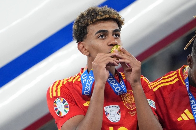  大腿！亞馬爾在德拉富恩特麾下直接參與12球，同期西班牙隊(duì)內(nèi)最多