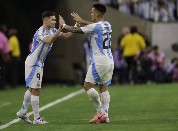  TYC：梅西傷缺后，勞塔羅和阿爾瓦雷斯可能聯(lián)袂首發(fā)對陣烏拉圭