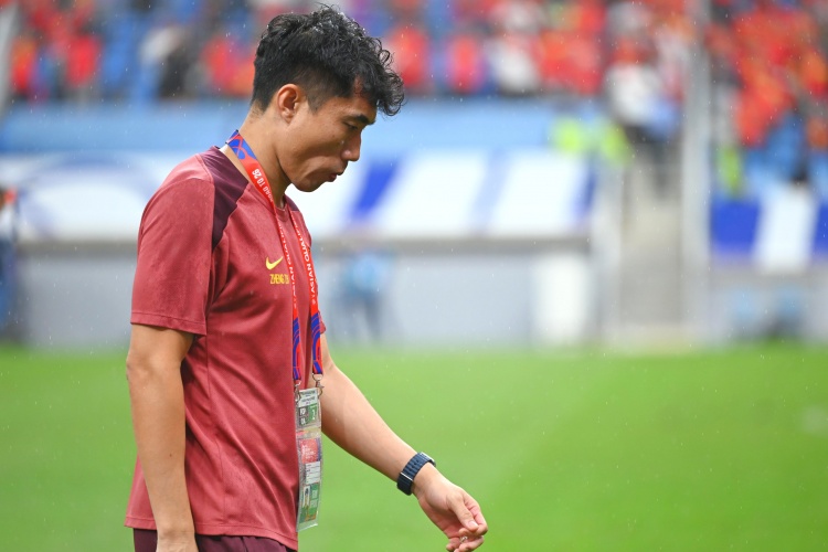  滬媒：單后腰讓國足防守承受更大壓力，若鄭智沒退役或能勝任