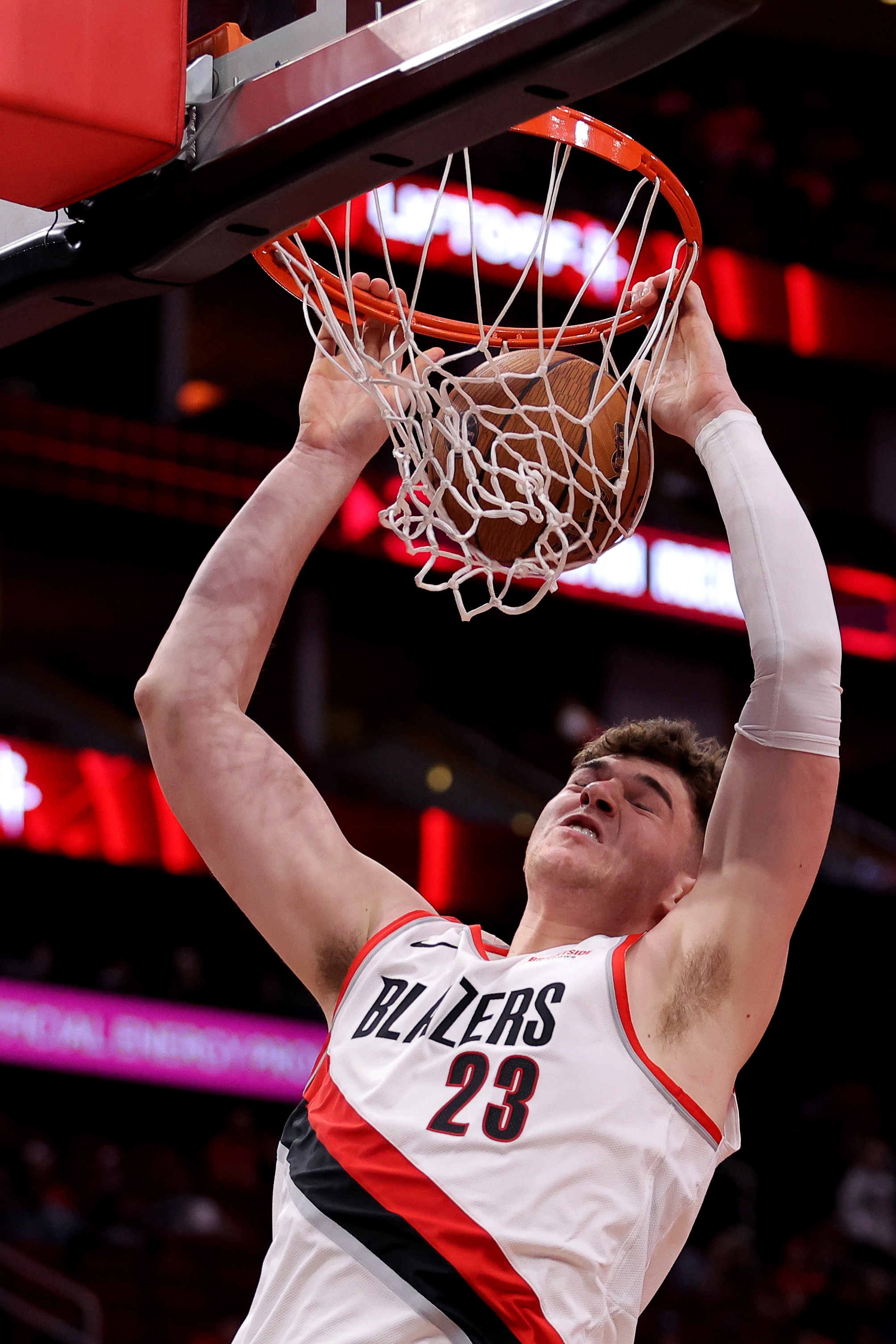  籃板機(jī)器！克林根12中7得17分20板2助3帽 前場籃板有10個(gè)