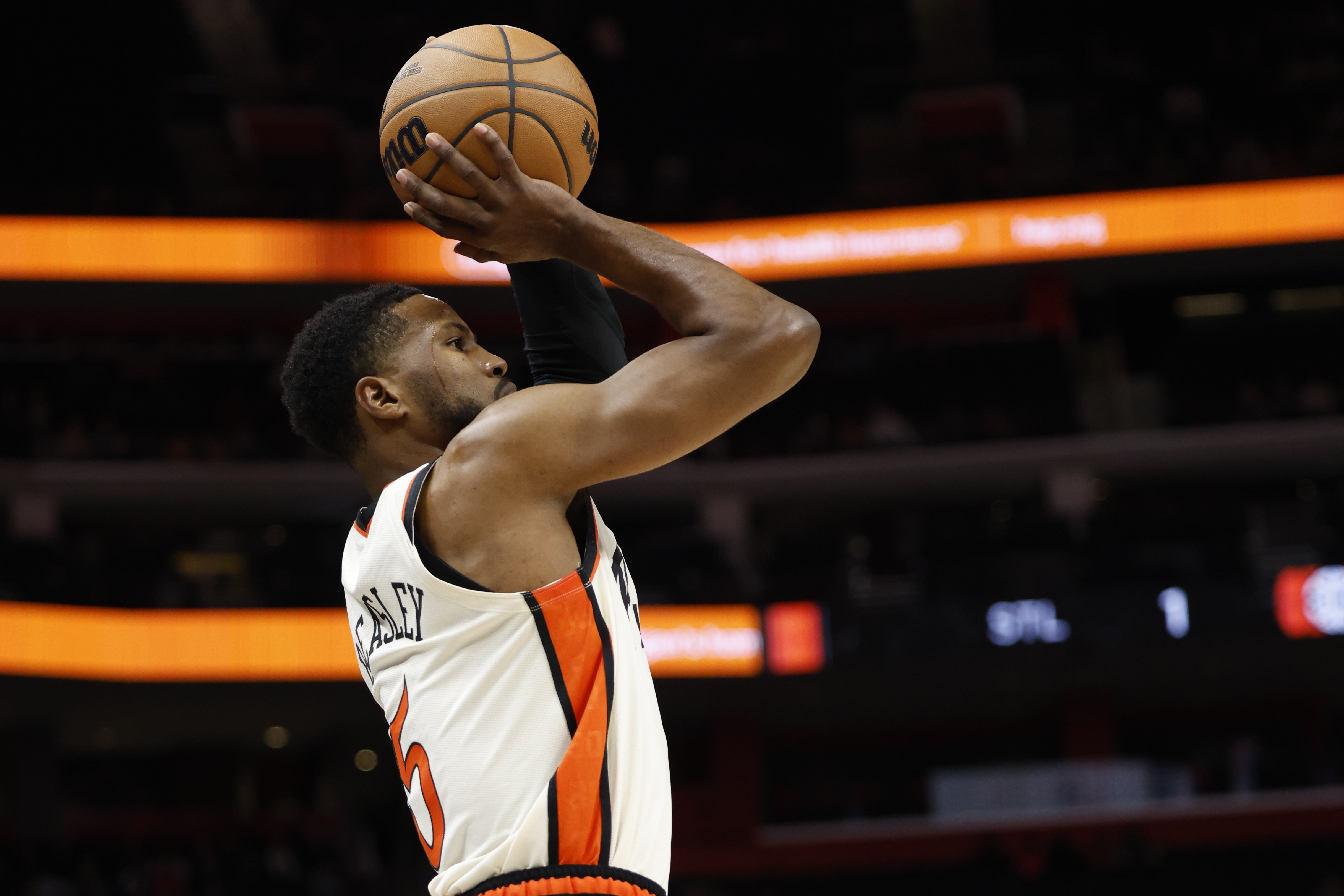  手感冰涼！比斯利上半場7投1中&三分4中1 得到4分1助1斷1帽