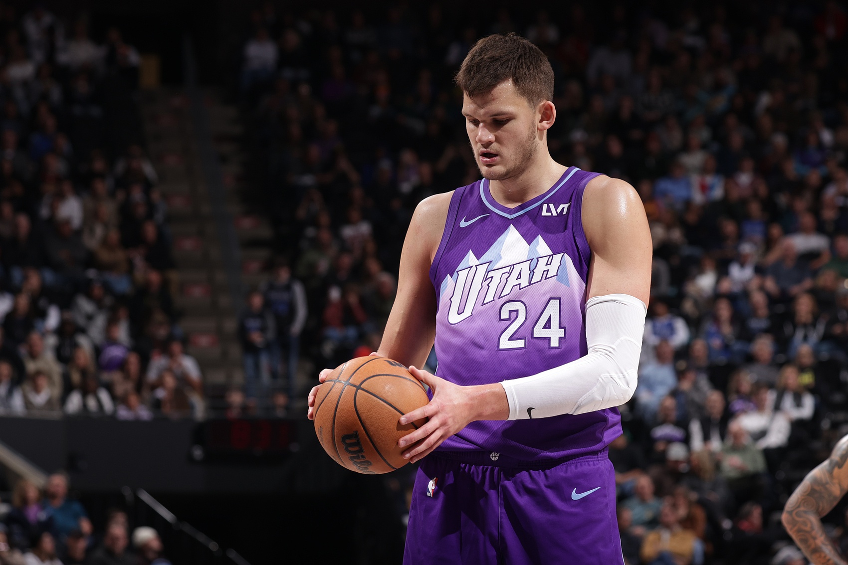  100%命中率砍25+10+5且無(wú)失誤！凱斯勒比肩約基奇 歷史唯二