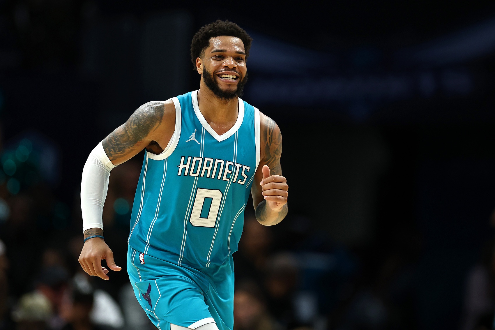  三分準(zhǔn)絕殺！邁爾斯-布里奇斯18中10拿到25分7板 正負(fù)值+7