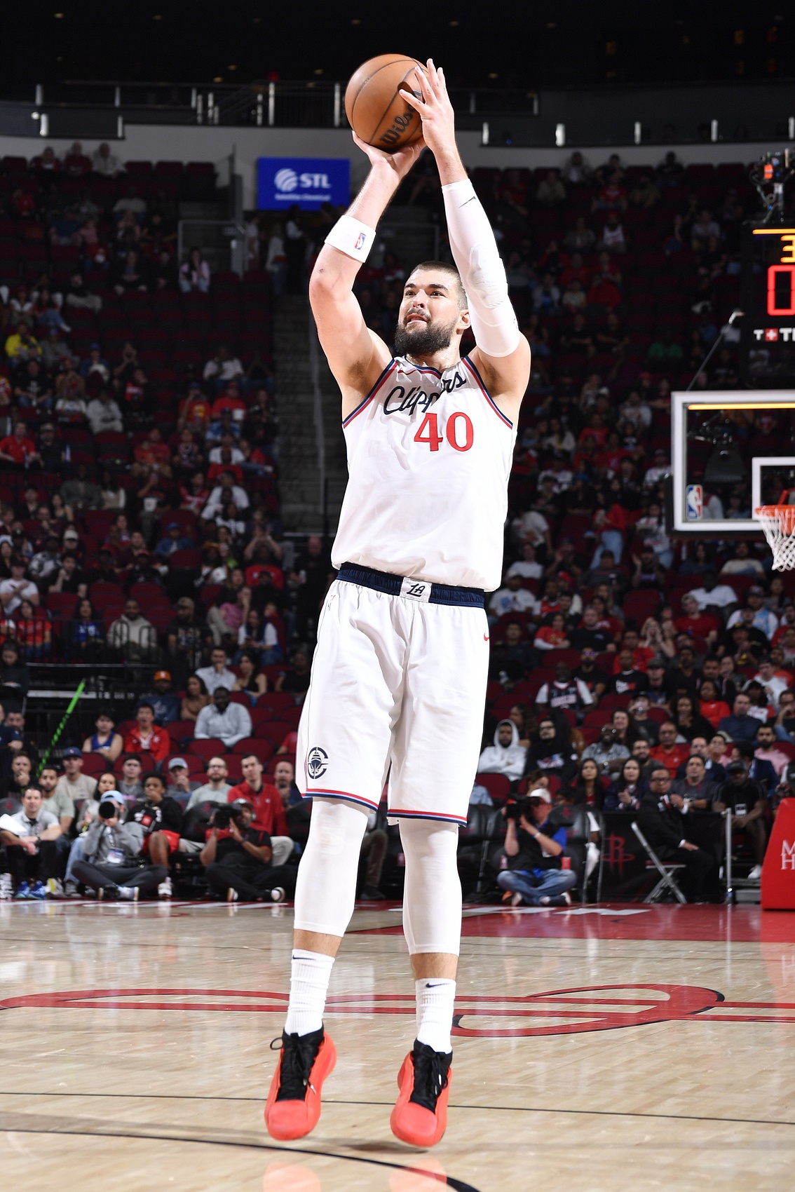  擎天白玉柱！祖巴茨18中8砍16分14板3助1帽 正負值+19冠絕全場