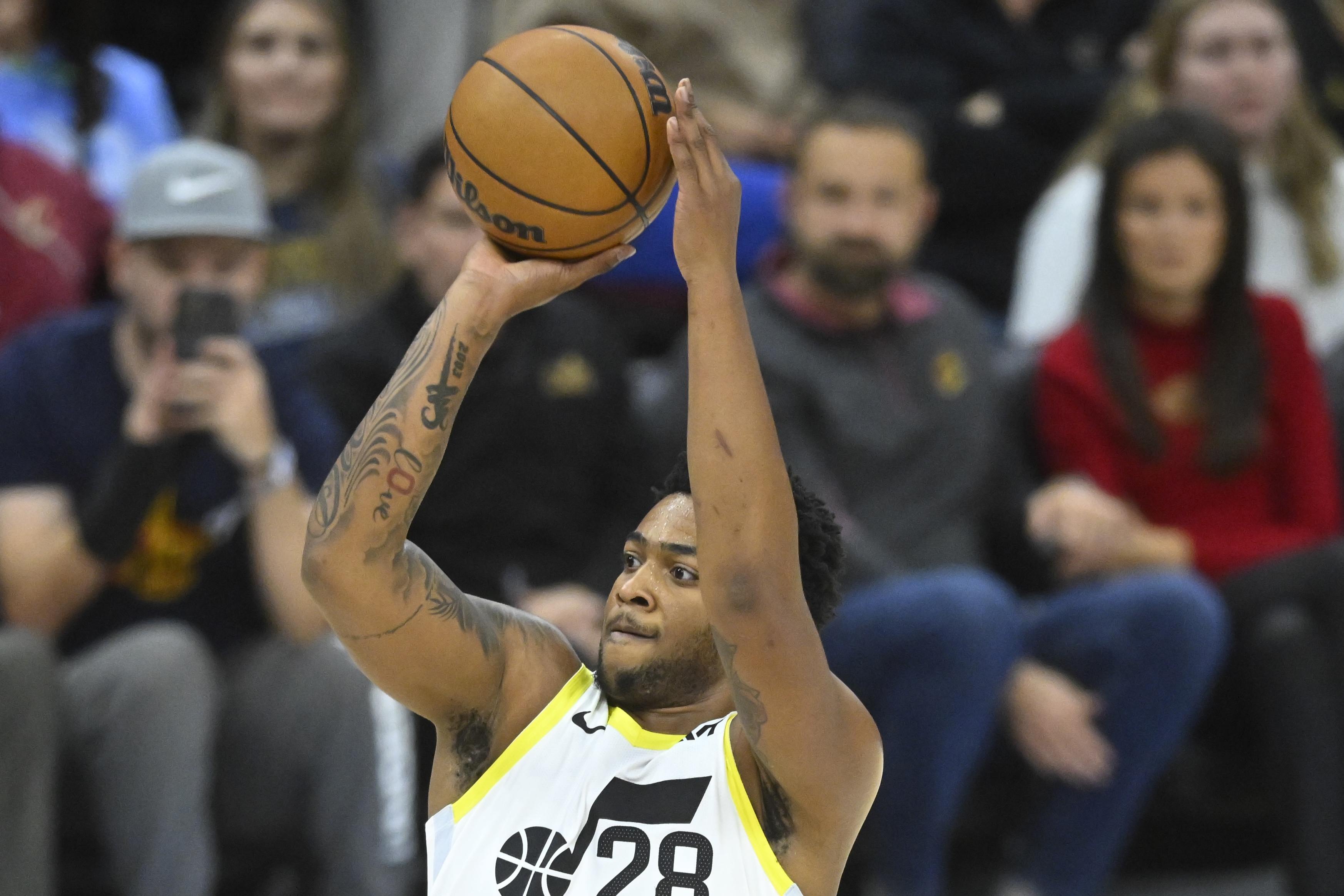  替補(bǔ)兇猛！半場(chǎng)森薩博4記三分砍12分 基昂特-喬治6中3拿11分5助