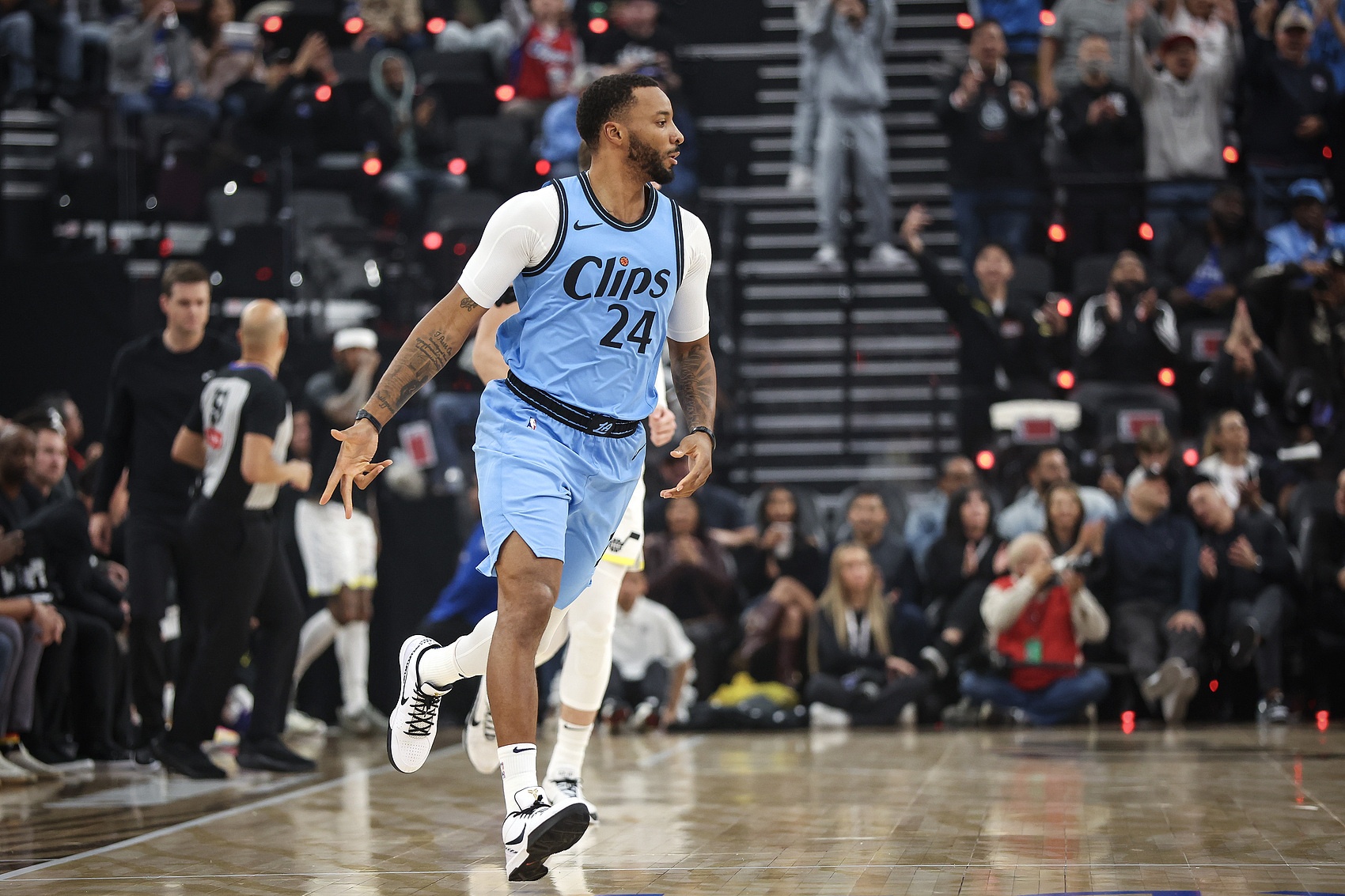  一度落后13分！半場快船反超爵士2分 鮑威爾&祖巴茨合砍27分