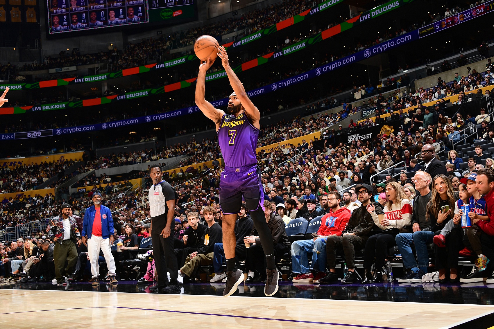  湖人首節(jié)爆砍39分 東契奇&文森特皆9分 里夫斯8分