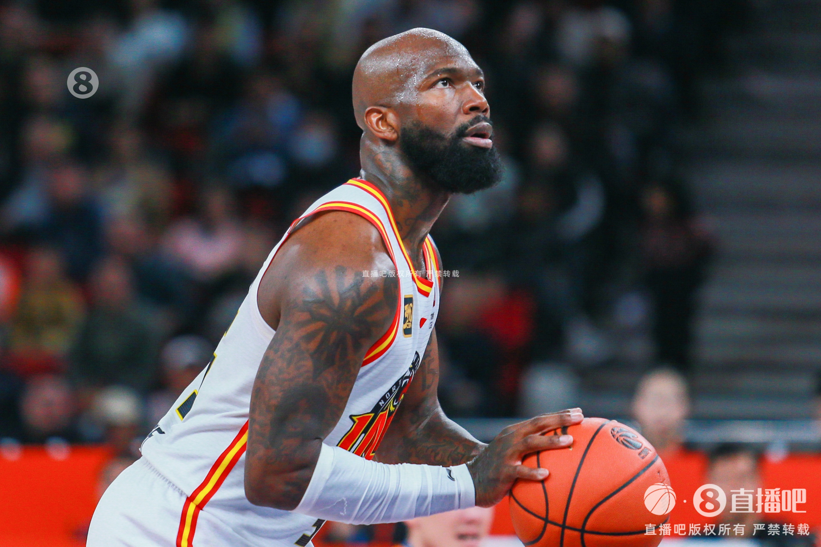  效率不高！多米尼克-瓊斯半場13中4拿到13分3板8助2斷