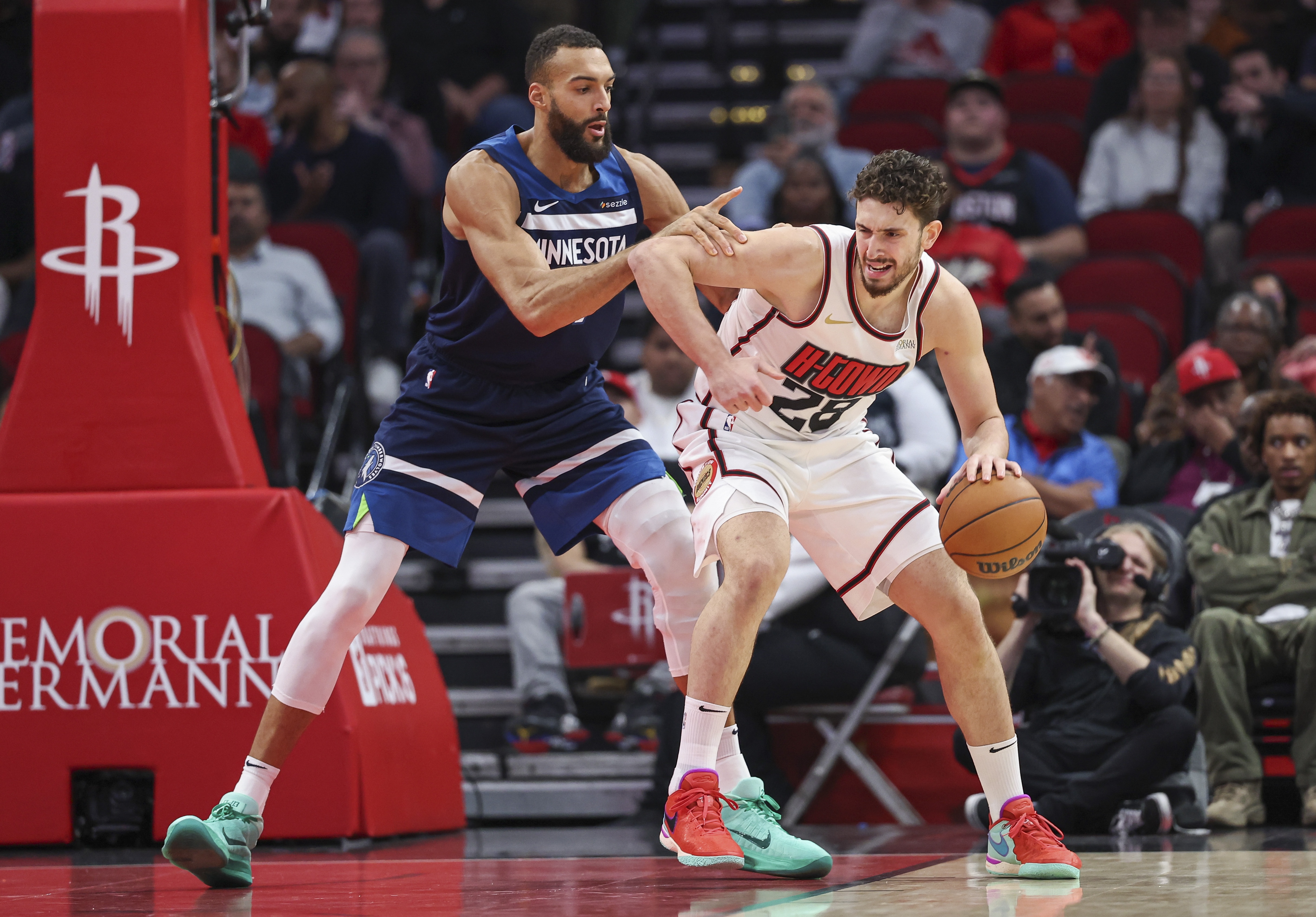  申京對(duì)決戈貝爾！芬奇：過去幾年這組對(duì)位誰占上風(fēng)誰贏球