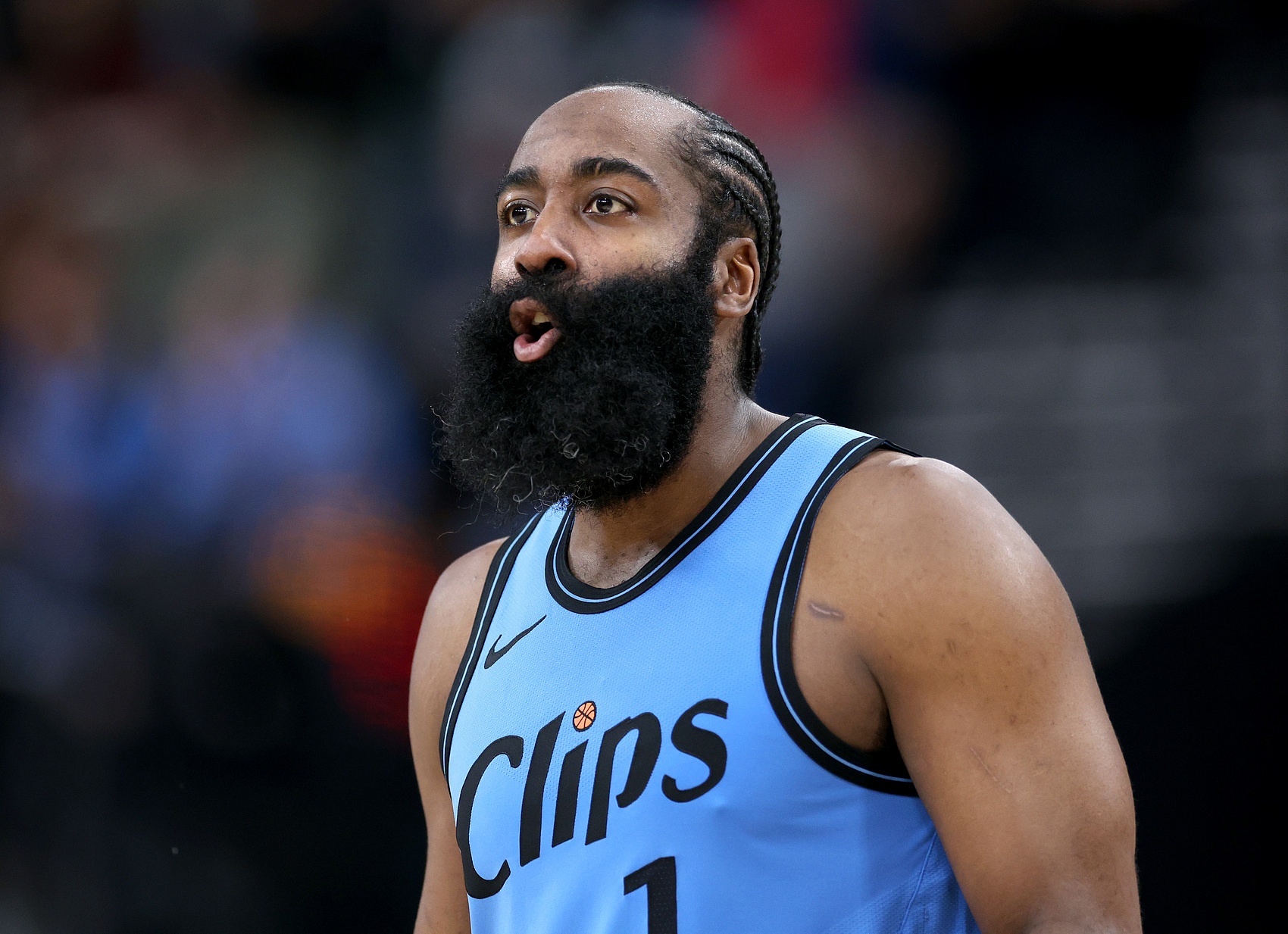  手感不佳但串聯(lián)依然很穩(wěn)！哈登半場三分6中1拿7分 但送出8助2斷