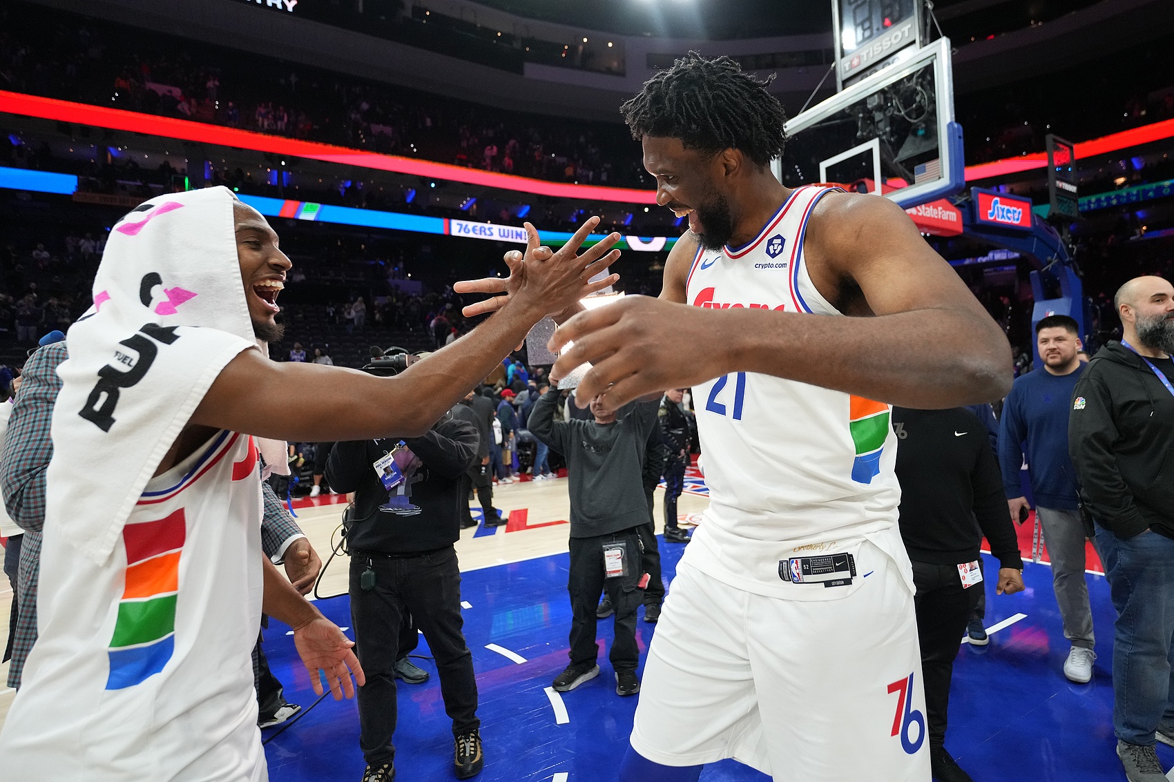  齊發(fā)力！半場馬克西17中11砍26分 恩比德10中6拿24分8板