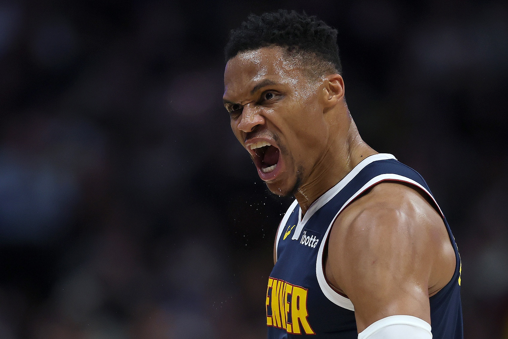  充滿激情！威少戰(zhàn)舊主半場11投3中得到9分6助2斷3失誤 正負值-7