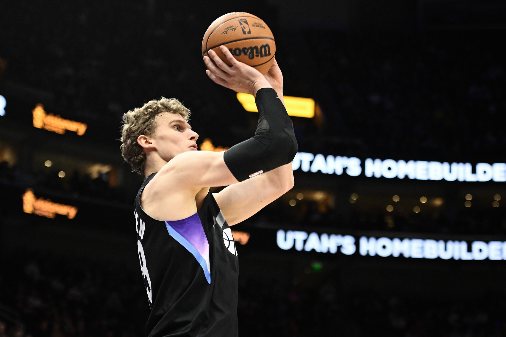  今天很不錯(cuò)！馬爾卡寧首節(jié)打滿8中4&三分4中2砍下14分 另有3板1斷