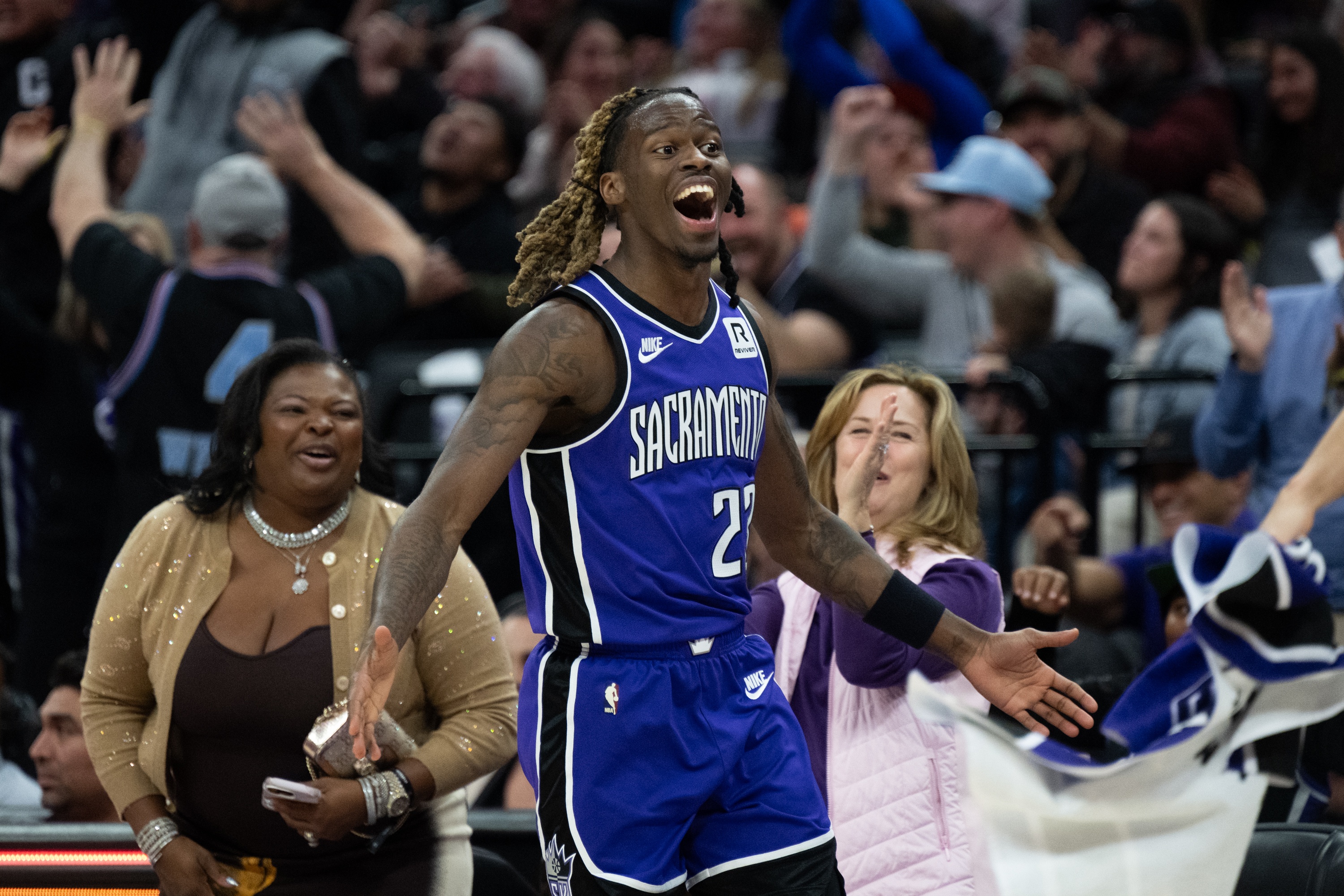  替補(bǔ)大腿！埃利斯半場(chǎng)11中8&三分9中6砍下22分 另有3板1斷2帽