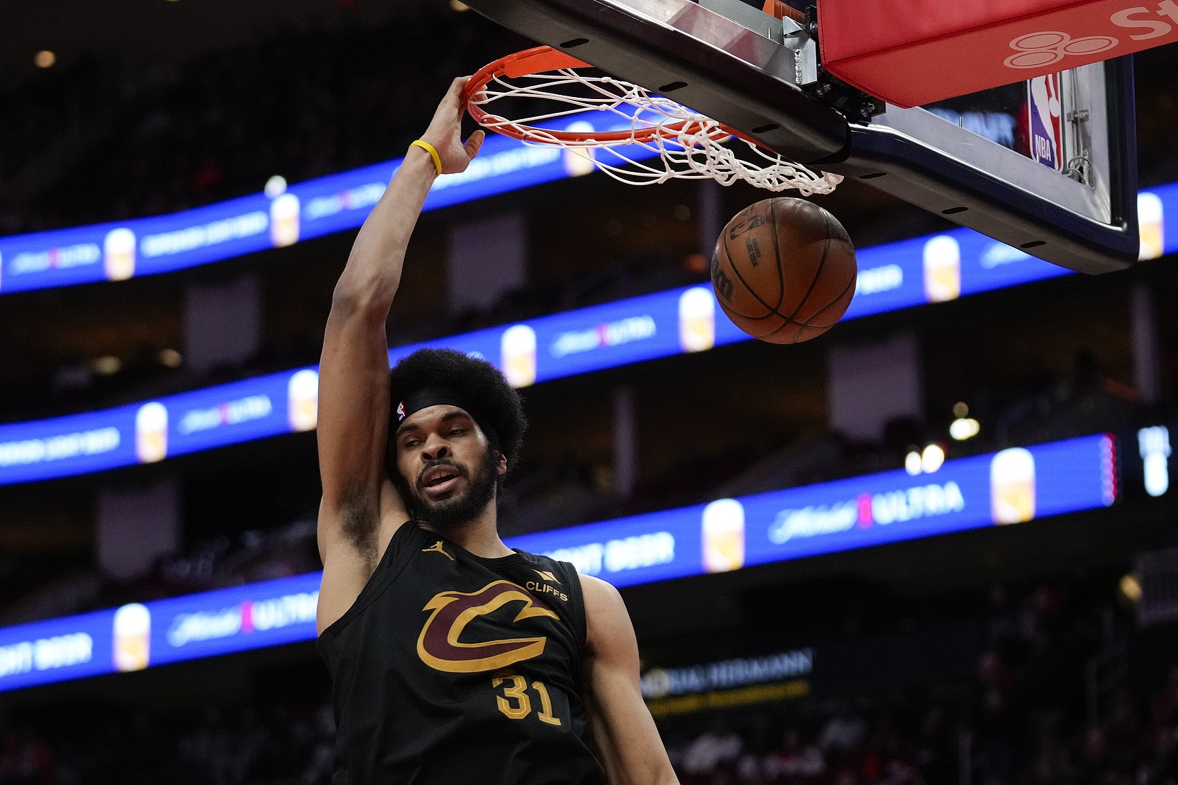  內(nèi)線神塔！賈勒特-阿倫12投7中砍下23分13板3帽