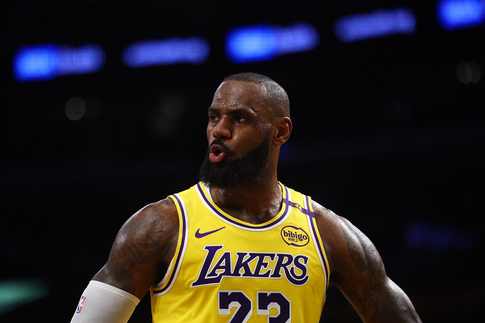  里程碑！詹姆斯成湖人史首人 單場40+得分15+板5+三分創(chuàng)紀錄