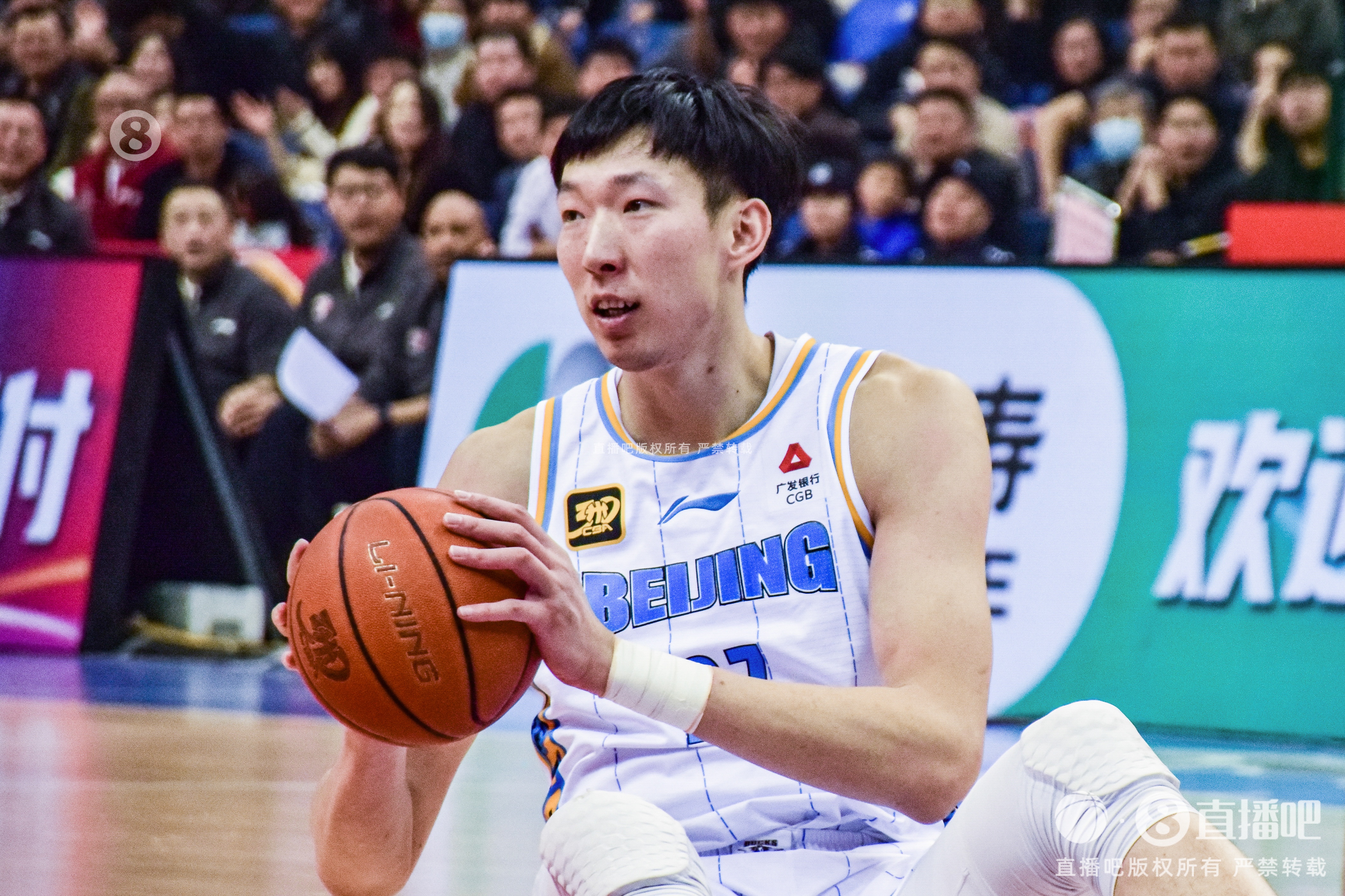  定海神針！周琦內(nèi)線攻防在線 半場(chǎng)6中5貢獻(xiàn)12分6籃板2蓋帽