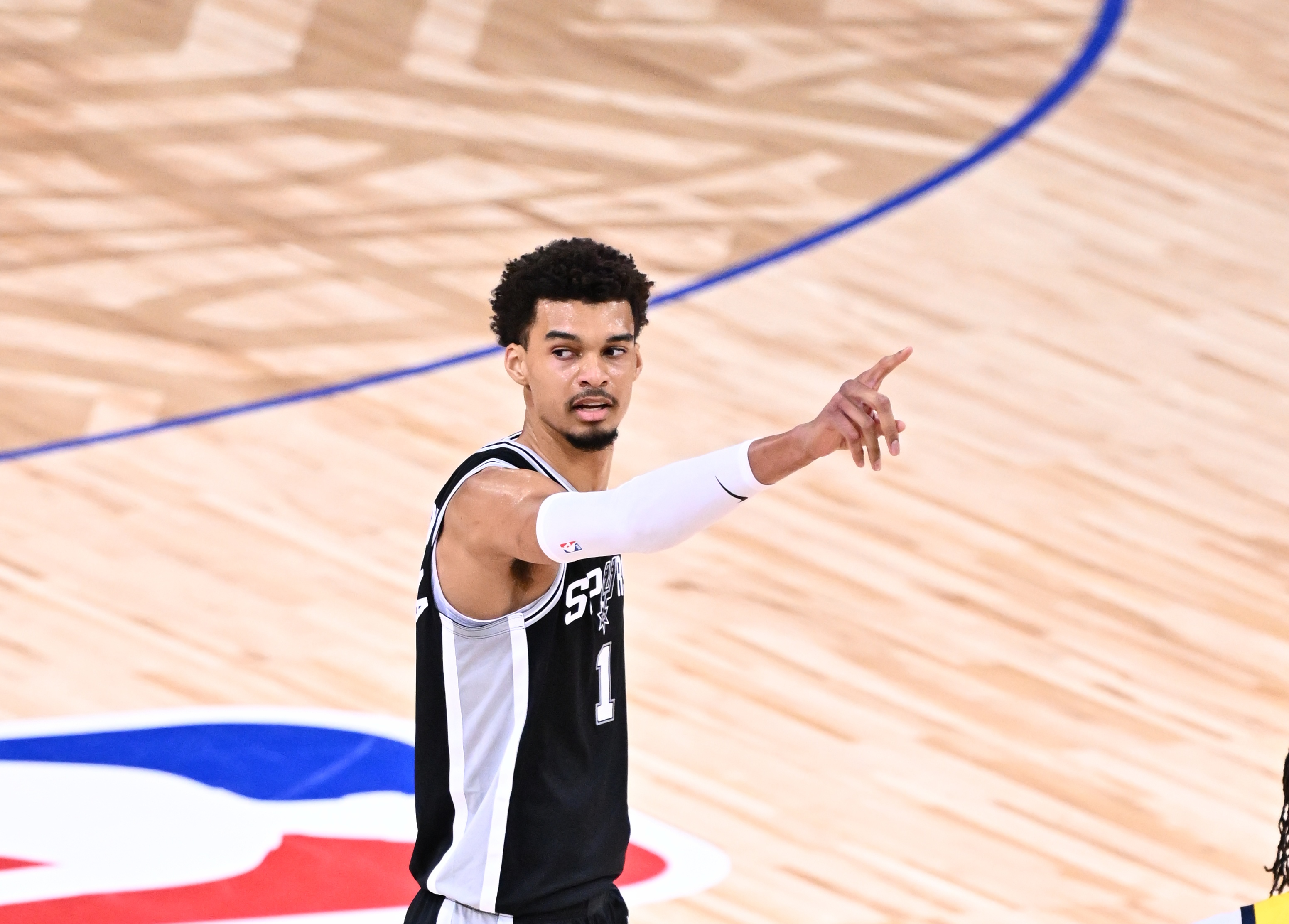  效率不高！文班亞馬半場(chǎng)14投僅5中拿到12分6板 三分6中1