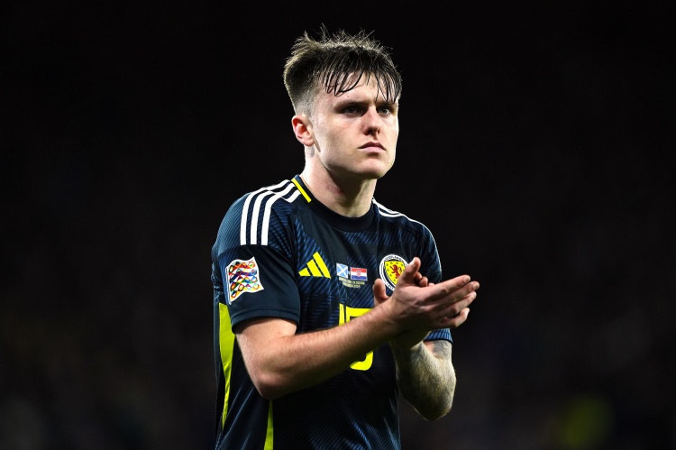  本賽季英冠3球7助，鏡報：埃弗頓有意利物浦19歲外租小將本-多克