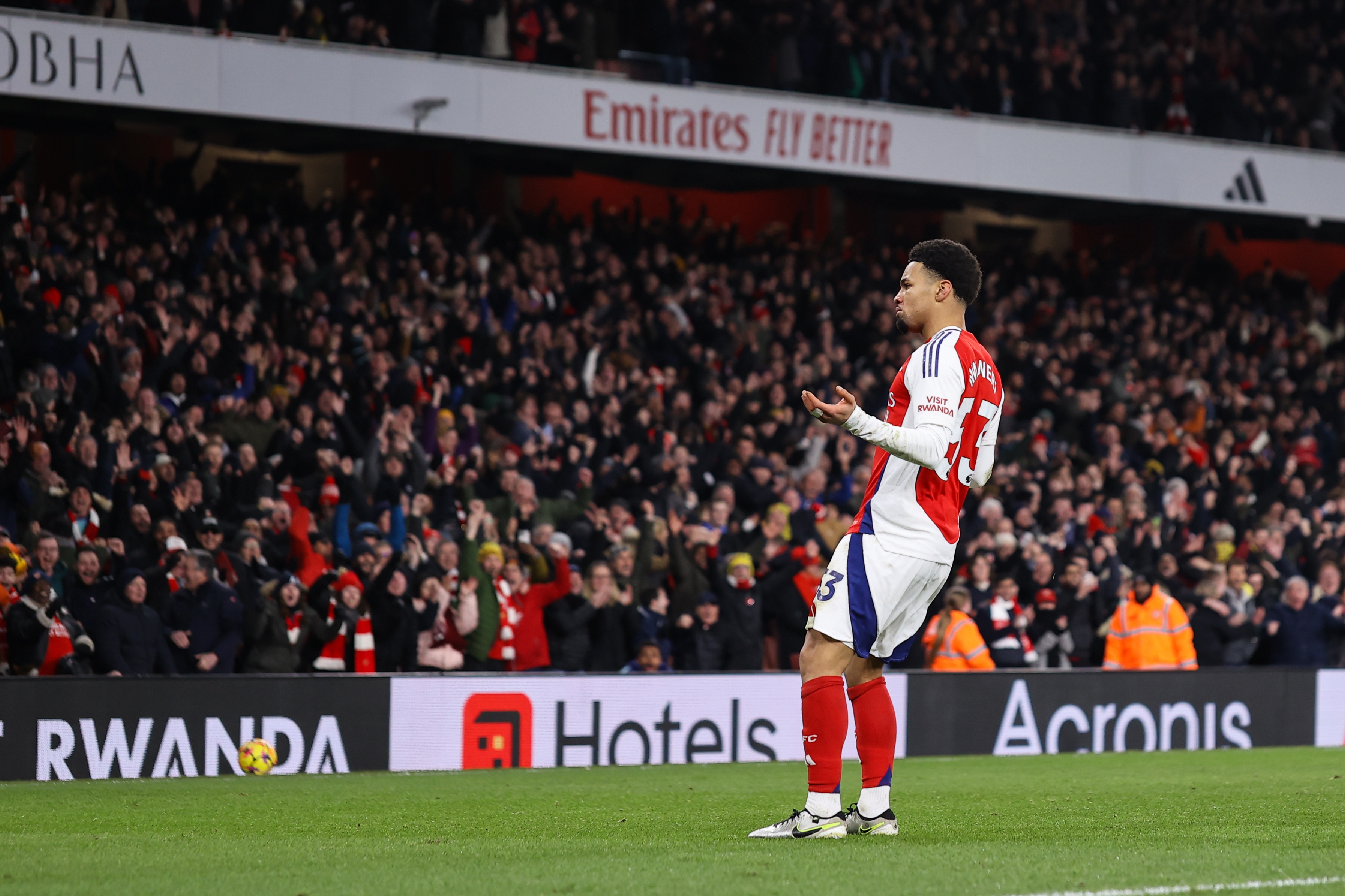  03-04賽季以來(lái)，恩瓦內(nèi)里是英超單場(chǎng)過(guò)人5+并助攻最年輕球員