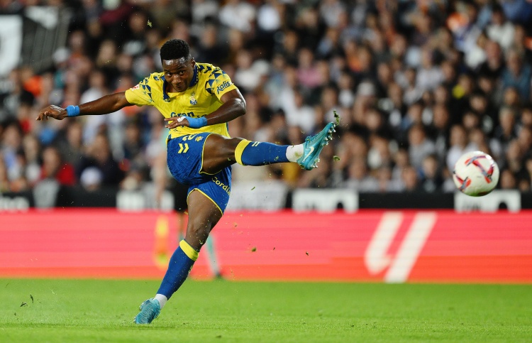  羅馬諾：切爾西關注20歲中場埃蘇戈，將他視作未來目標