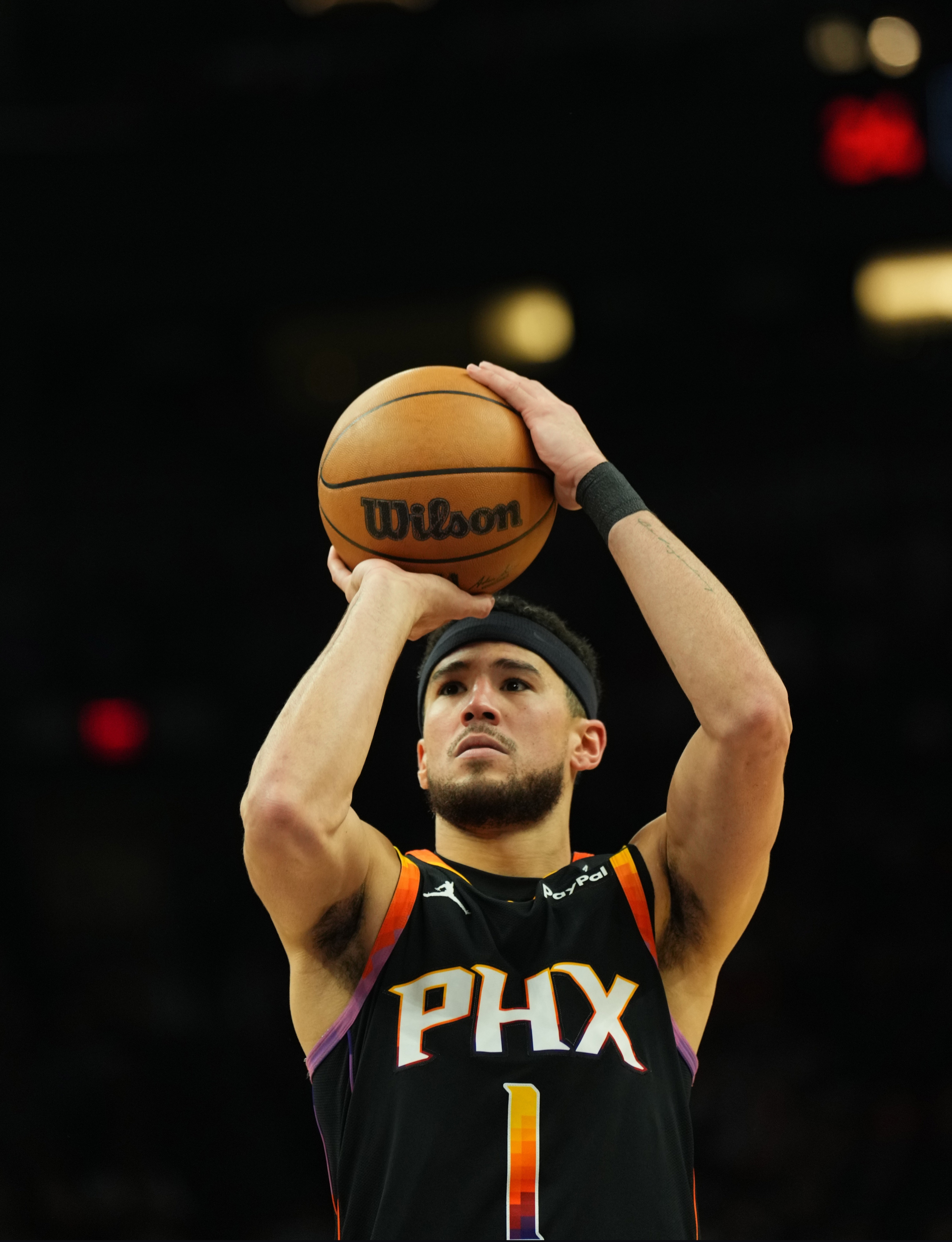  表現(xiàn)可以！布克半場(chǎng)14中7&三分7中3砍下17分 送出6次助攻