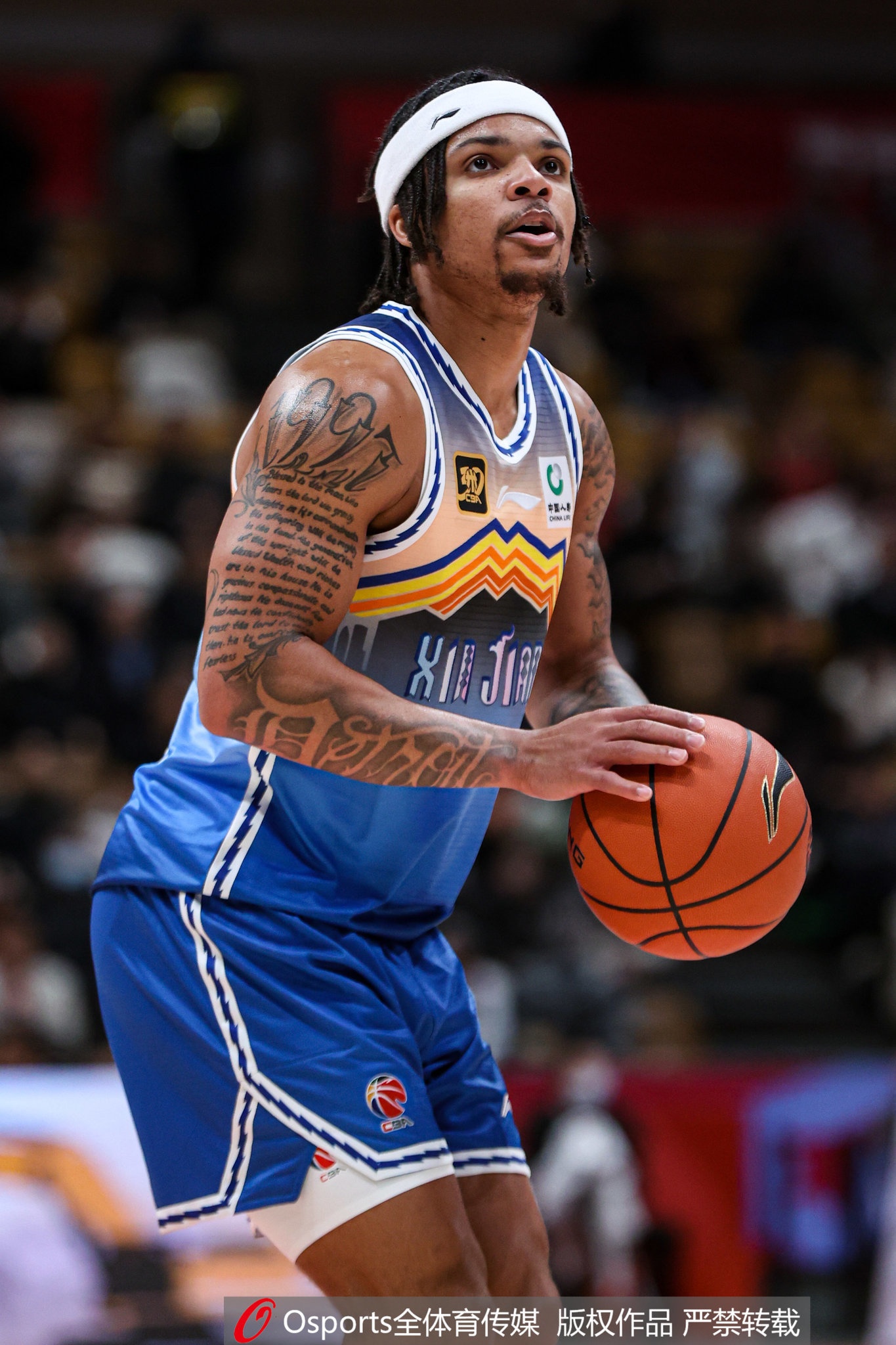  攻防俱佳！新疆外援羅伯-愛(ài)德華茲13中7貢獻(xiàn)19分7助4斷1帽