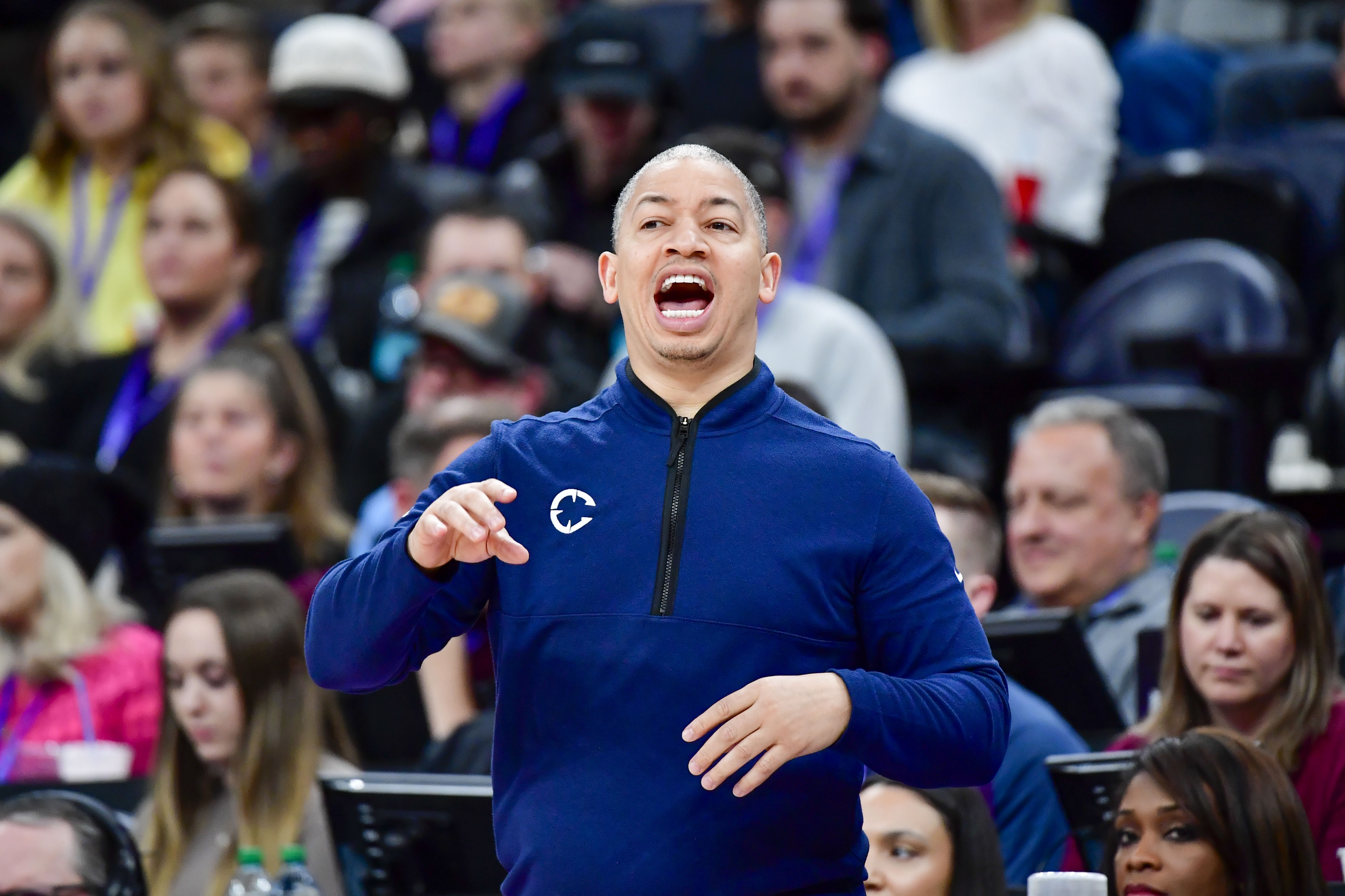  主教練因傷缺陣！船記：盧因背部疼痛回家了 布萊恩-肖代為執(zhí)教