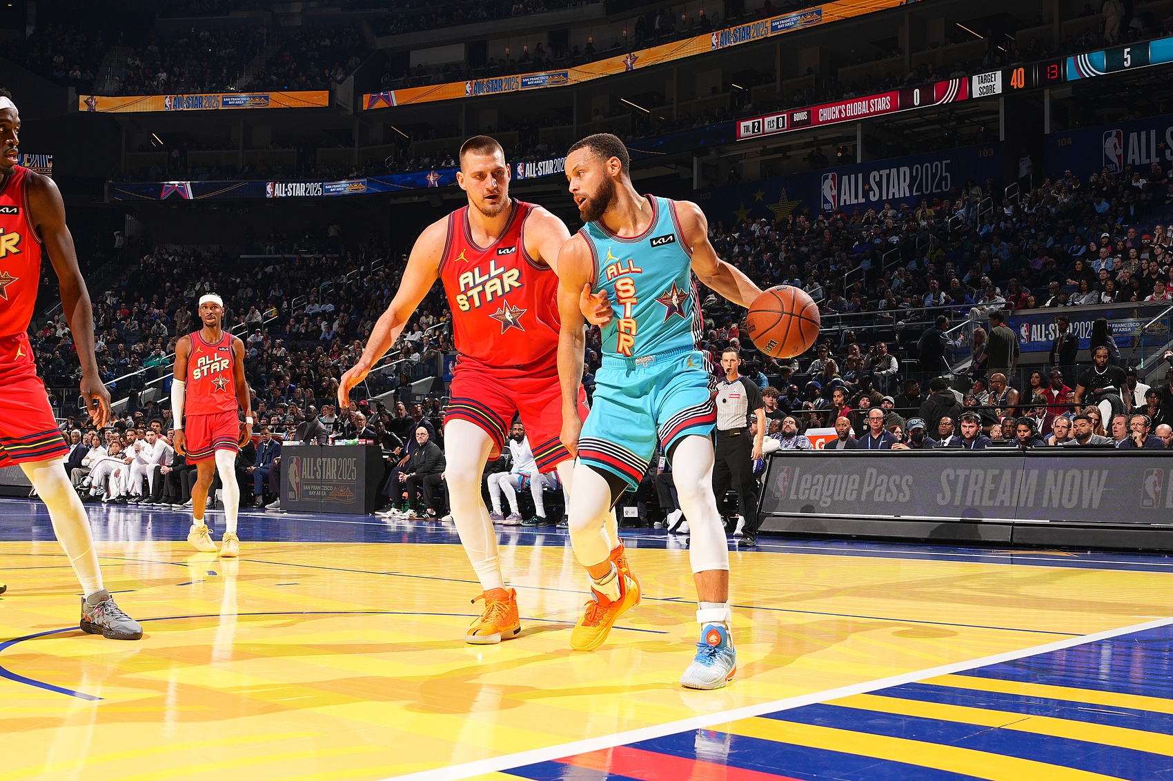  主場(chǎng)作戰(zhàn)！庫(kù)里三分8中4得12分4板2斷 騎射三分+Logo超遠(yuǎn)秀翻