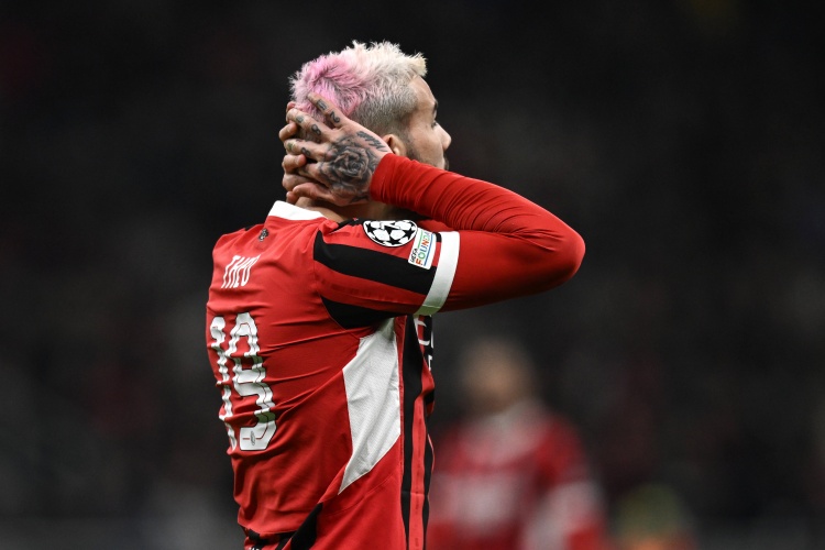  斯基拉：米蘭管理層對特奧染紅感到憤怒，球員可能被罰款