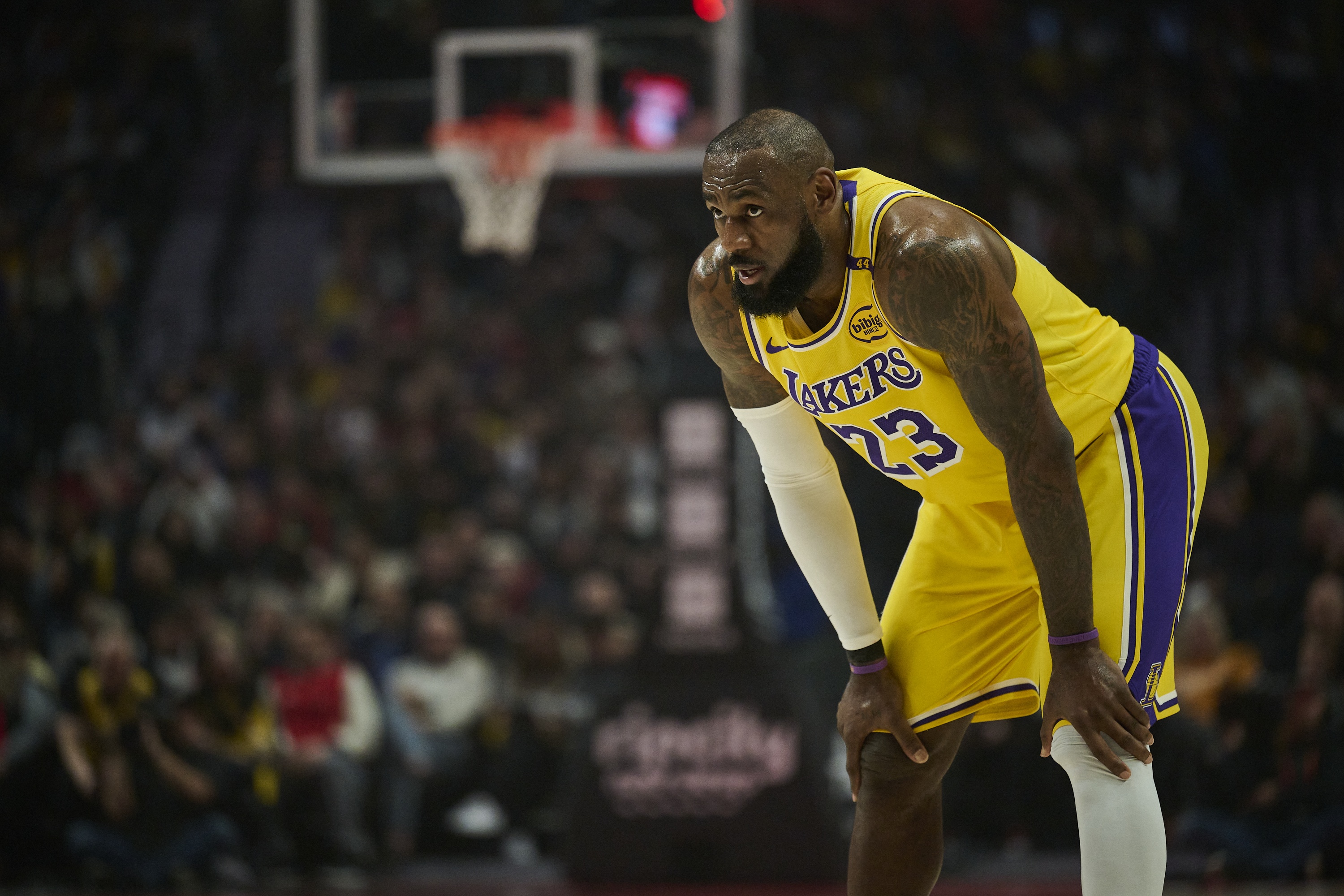  背靠背打得可以！詹姆斯半場11中7拿下16分5板3助2斷 5次失誤