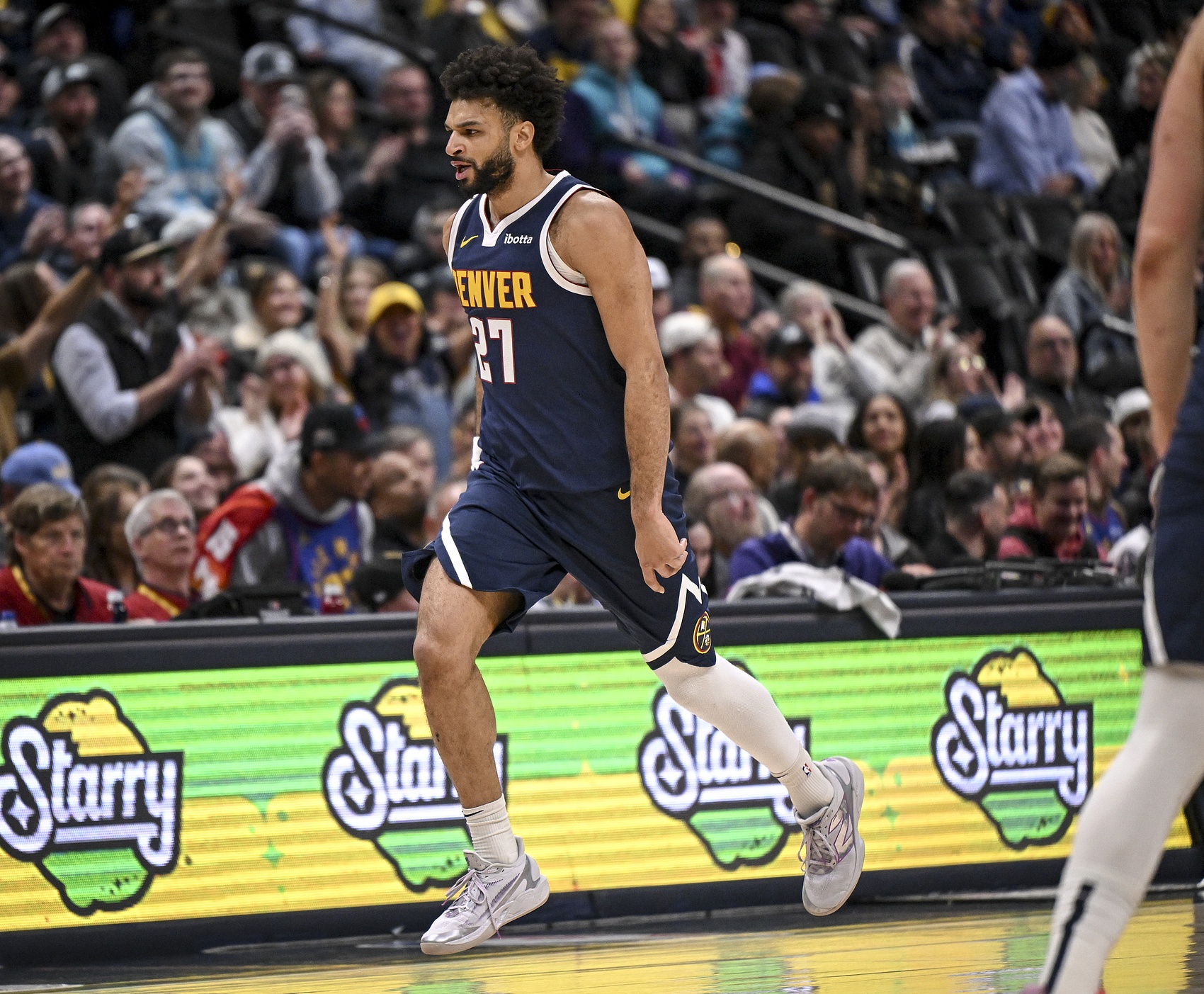  外線神準(zhǔn)！賈馬爾-穆雷12中6得到16分1板6助1斷 三分4中4