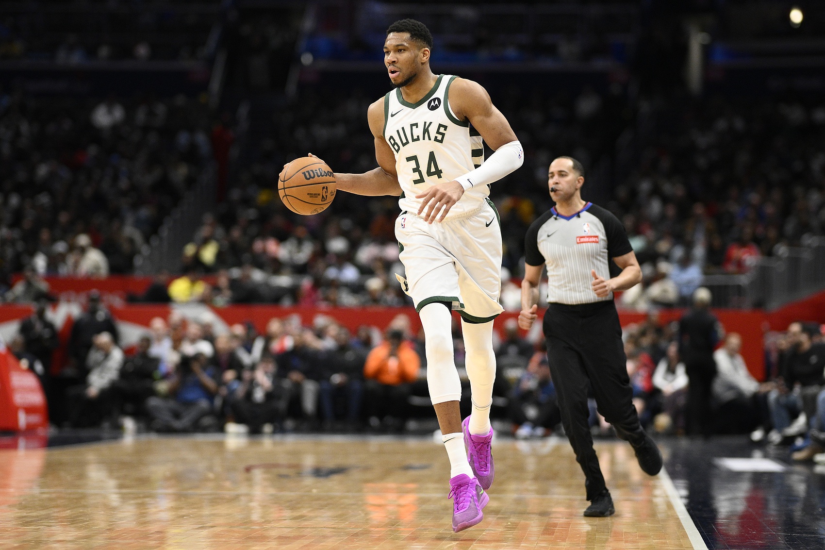  命中率很高但失誤略多！字母哥半場10中9砍18分6板 有3次失誤