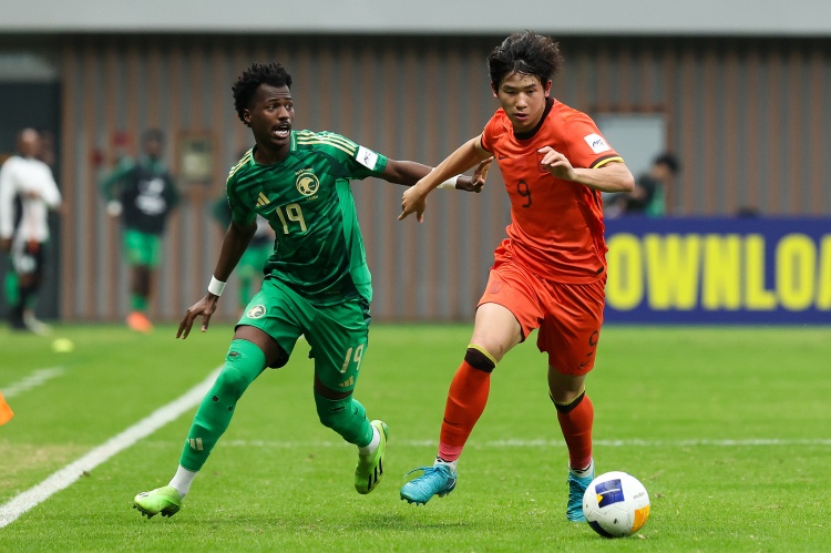  李璇：同事說(shuō)中國(guó)足球跟拼夕夕砍一刀很像，看著一定行總會(huì)差一點(diǎn)