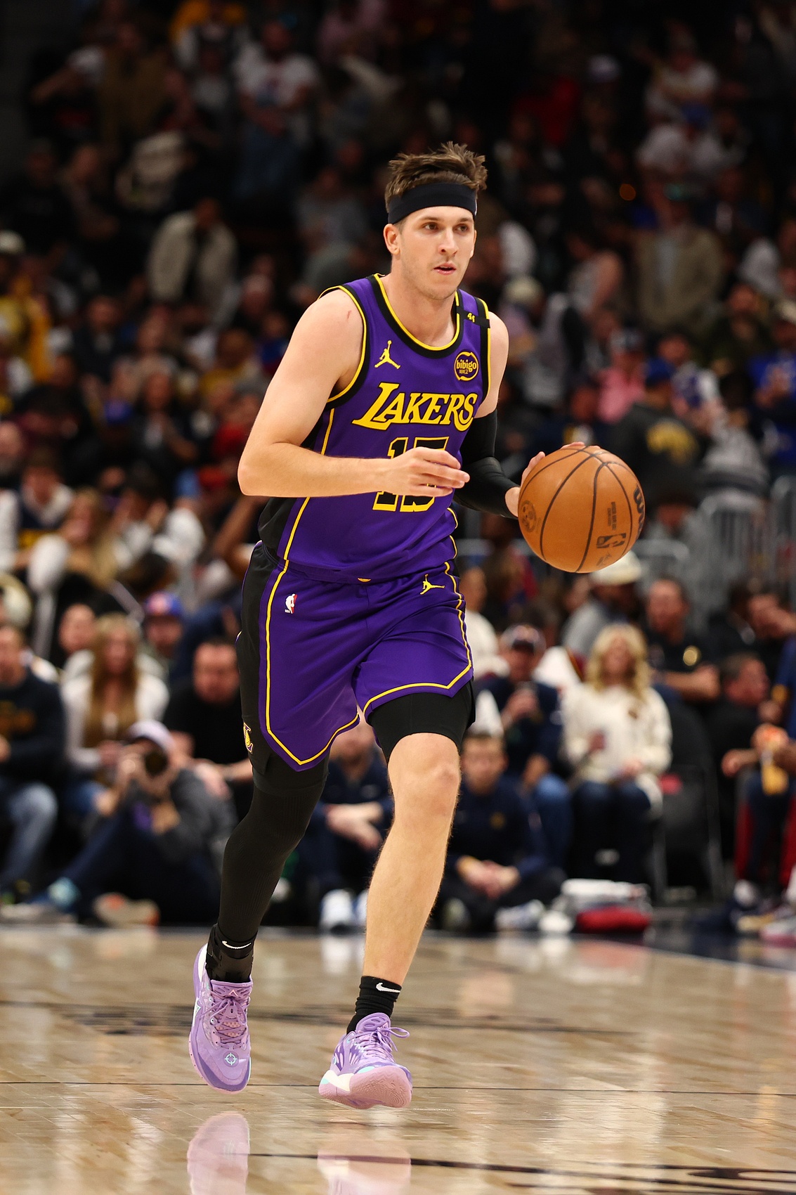  單核帶殘陣！里夫斯上半場(chǎng)15中8豪取22分5板10助 三分5中3