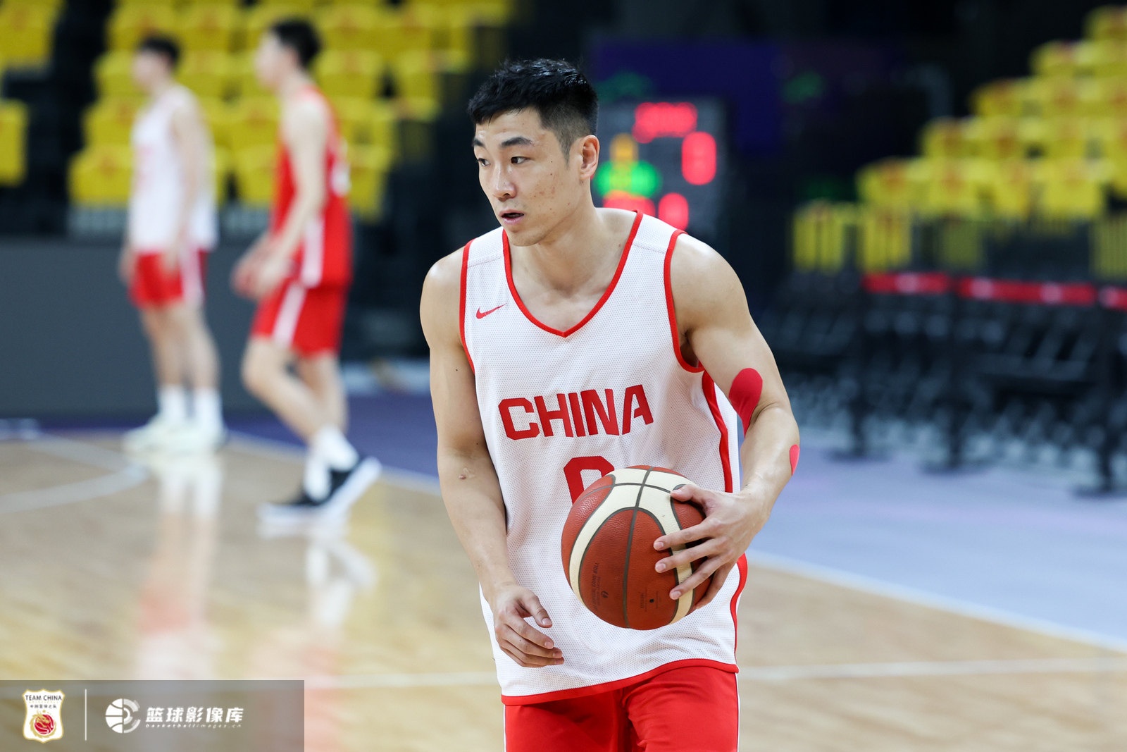  鬼手神掏！高詩(shī)巖妙傳&搶斷印象深刻 貢獻(xiàn)3板3助3斷&正負(fù)值+15！