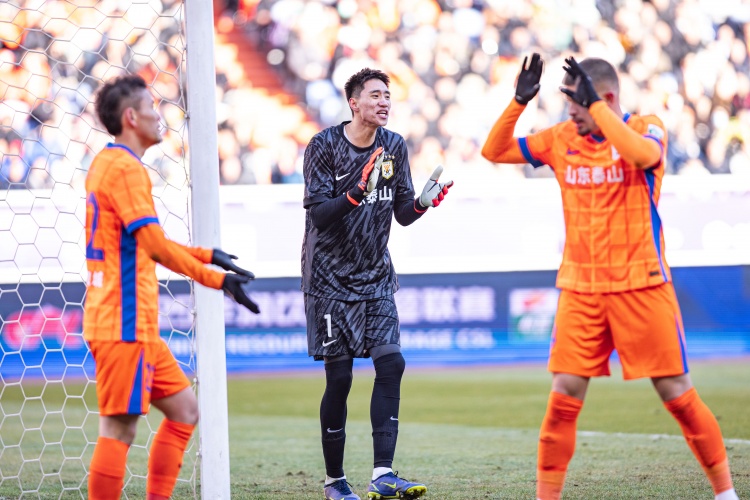  魯媒：今日泰山29人參加與大連賽前訓(xùn)練，于金永有望擔(dān)任首發(fā)門將