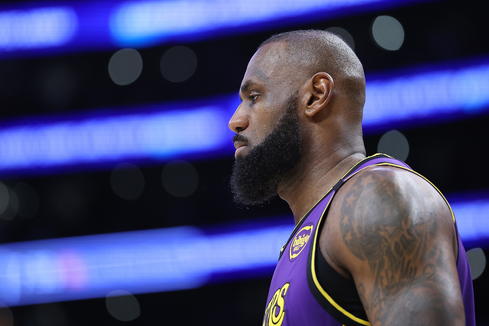  依然高效！詹姆斯第三節(jié)拿8分6板 三節(jié)14中10砍27分11板4助2斷1帽