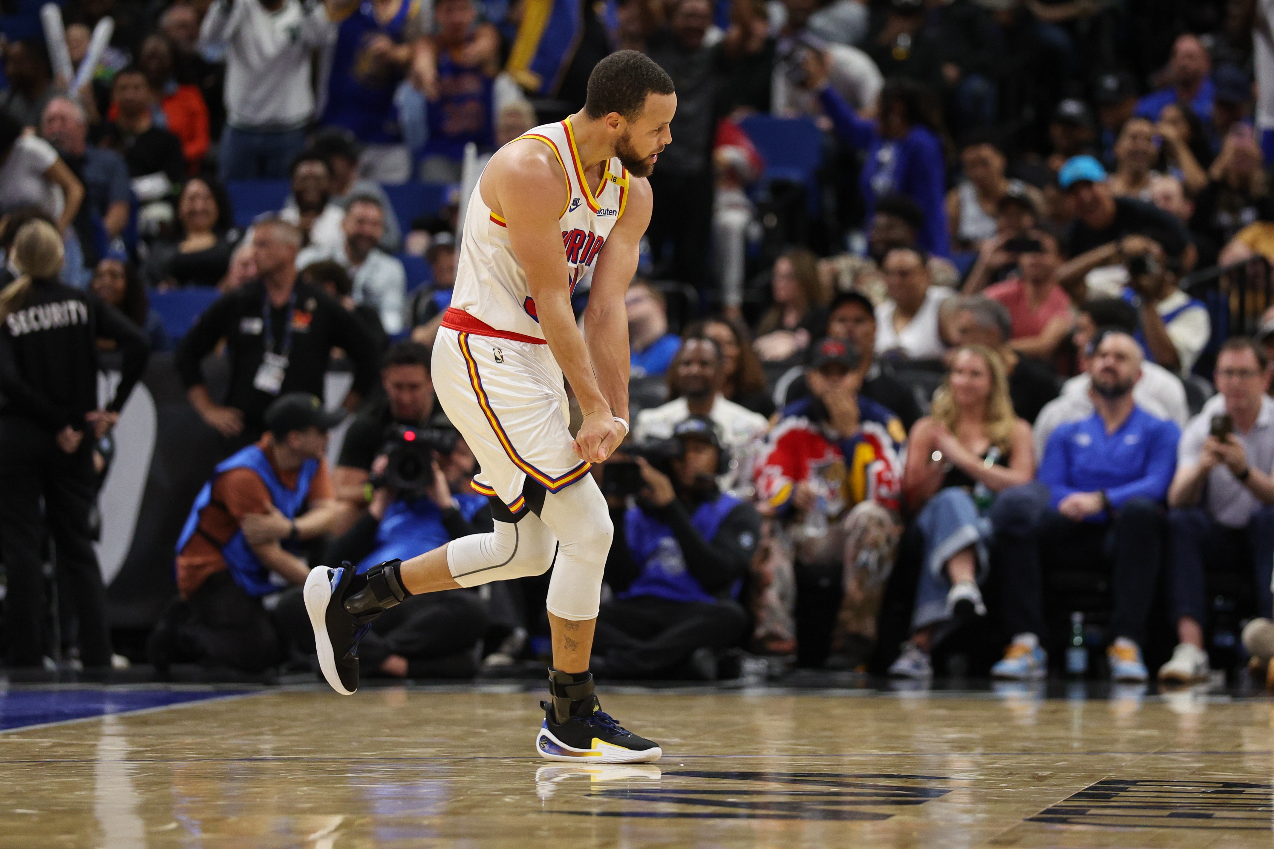  你能想起來幾個(gè)？庫(kù)里職業(yè)生涯合計(jì)有27次扣籃