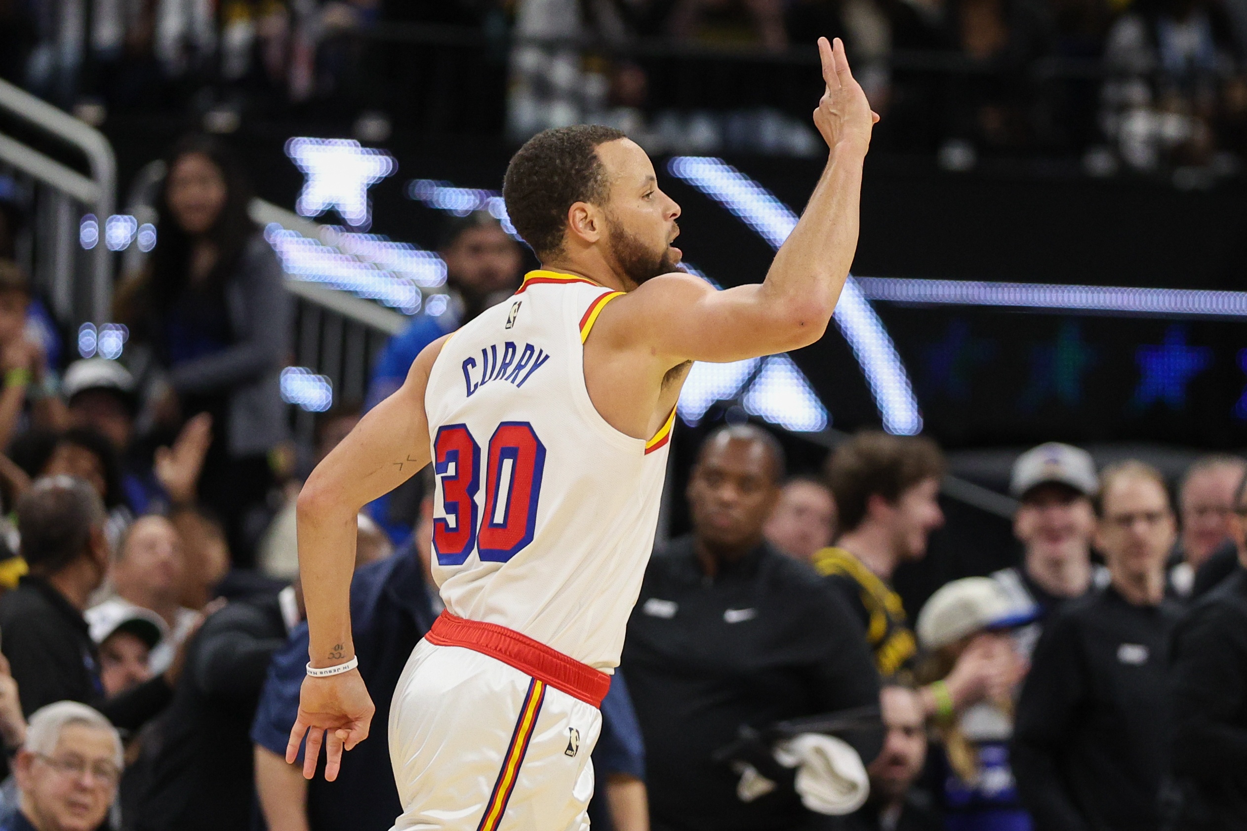  庫(kù)里：膝蓋的問題依然存在 但我已經(jīng)調(diào)整到了一個(gè)還不錯(cuò)的狀態(tài)