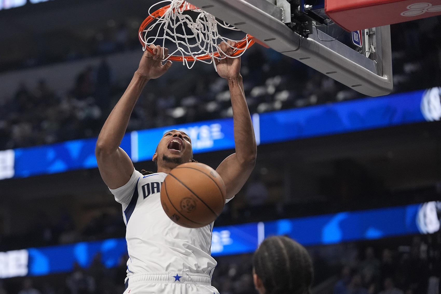  已經(jīng)盡力！“中鋒救火員”摩西-布朗9投8中攬18分9板