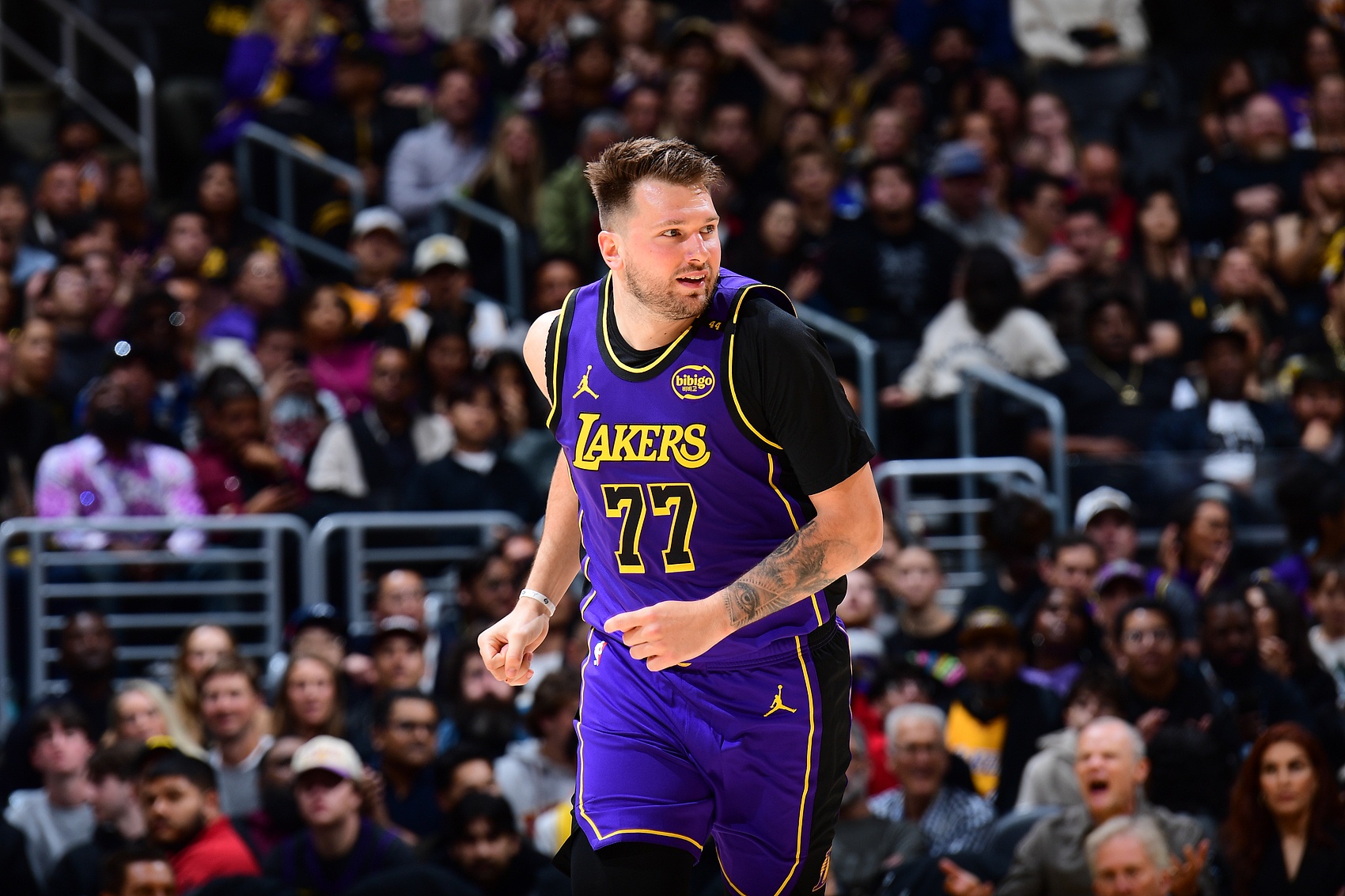  還需調(diào)整！東契奇持球多次被斷 首節(jié)4投1中得到4分出現(xiàn)2失誤