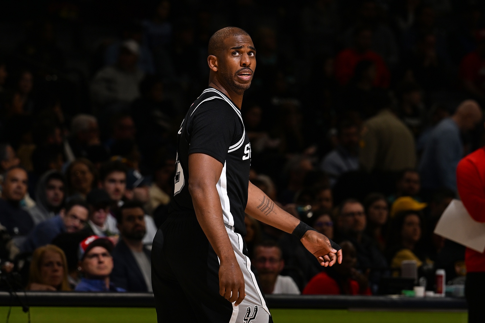  老炮苦苦支撐！保羅首節(jié)4中2得7分2板2助 有1個(gè)前場(chǎng)籃板