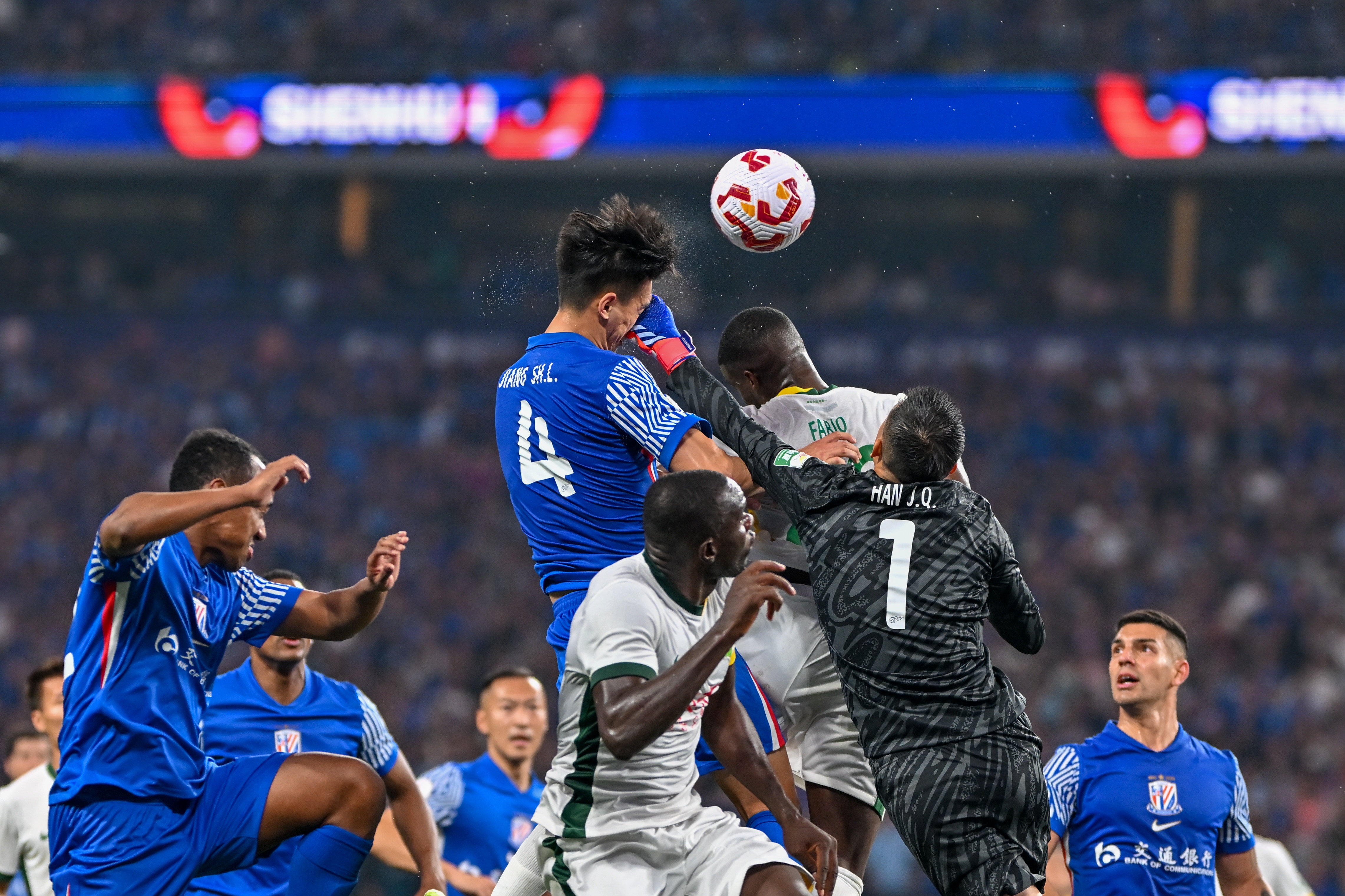  北青體育：由于蔣圣龍鼻骨骨折，國足不排除補招其他球員的可能