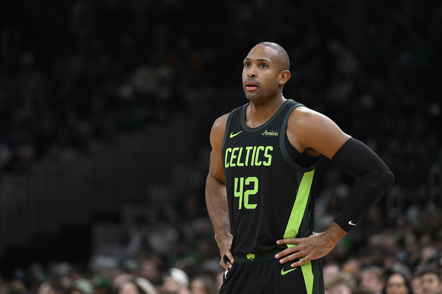  老當(dāng)益壯！霍福德射中6記三分拿到18分10板6助1斷2帽表現(xiàn)全面