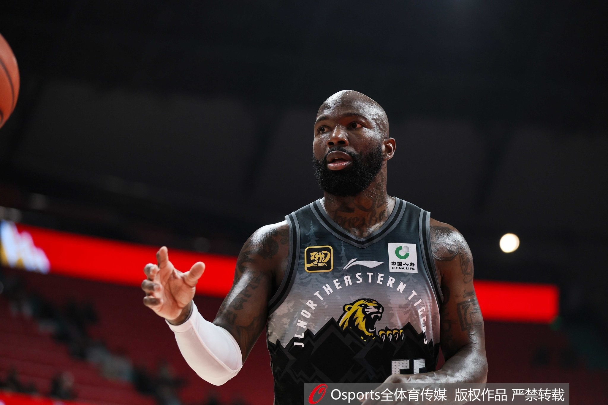  拿球就是干！多米尼克-瓊斯半場16中9砍下28分5助 得分全隊(duì)一半