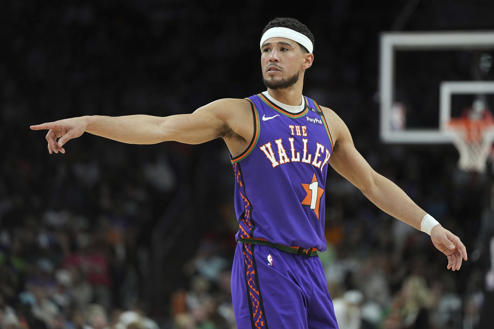  表現(xiàn)出色！布克15中8拿下27分4板6助 正負(fù)值+23