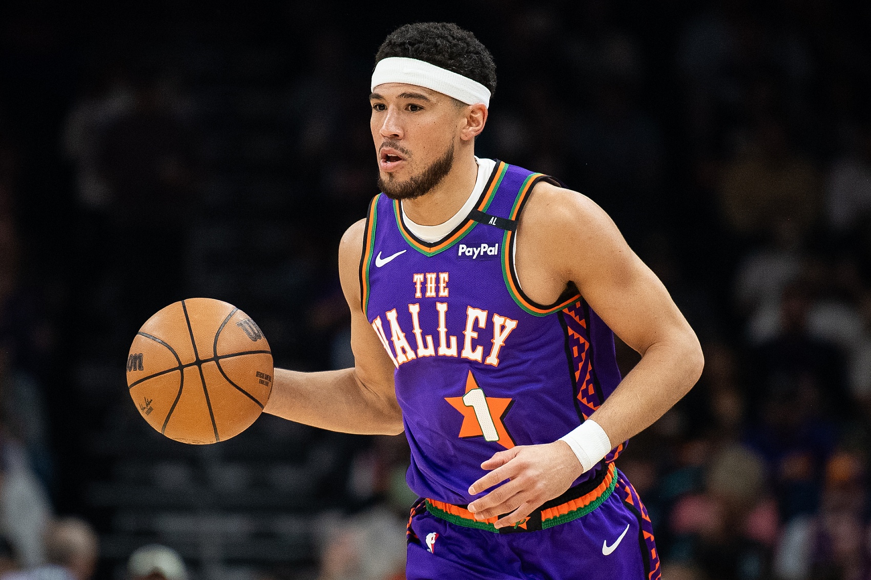  苦苦支撐！布克半場11中9砍下20分 正負(fù)值-20