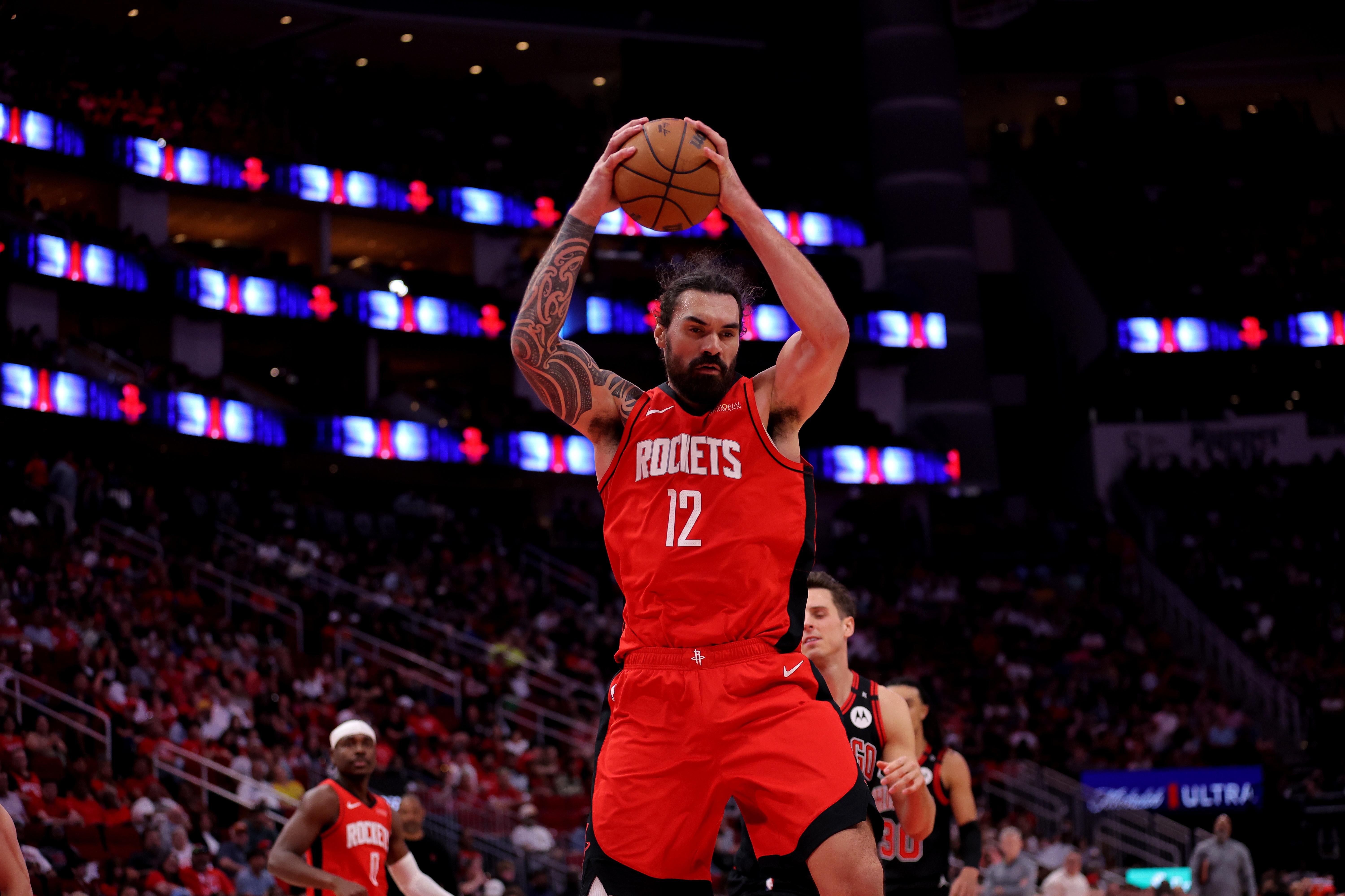  籃板怪獸！亞當(dāng)斯爆搶10進(jìn)攻板 全場(chǎng)14分12板2助3帽