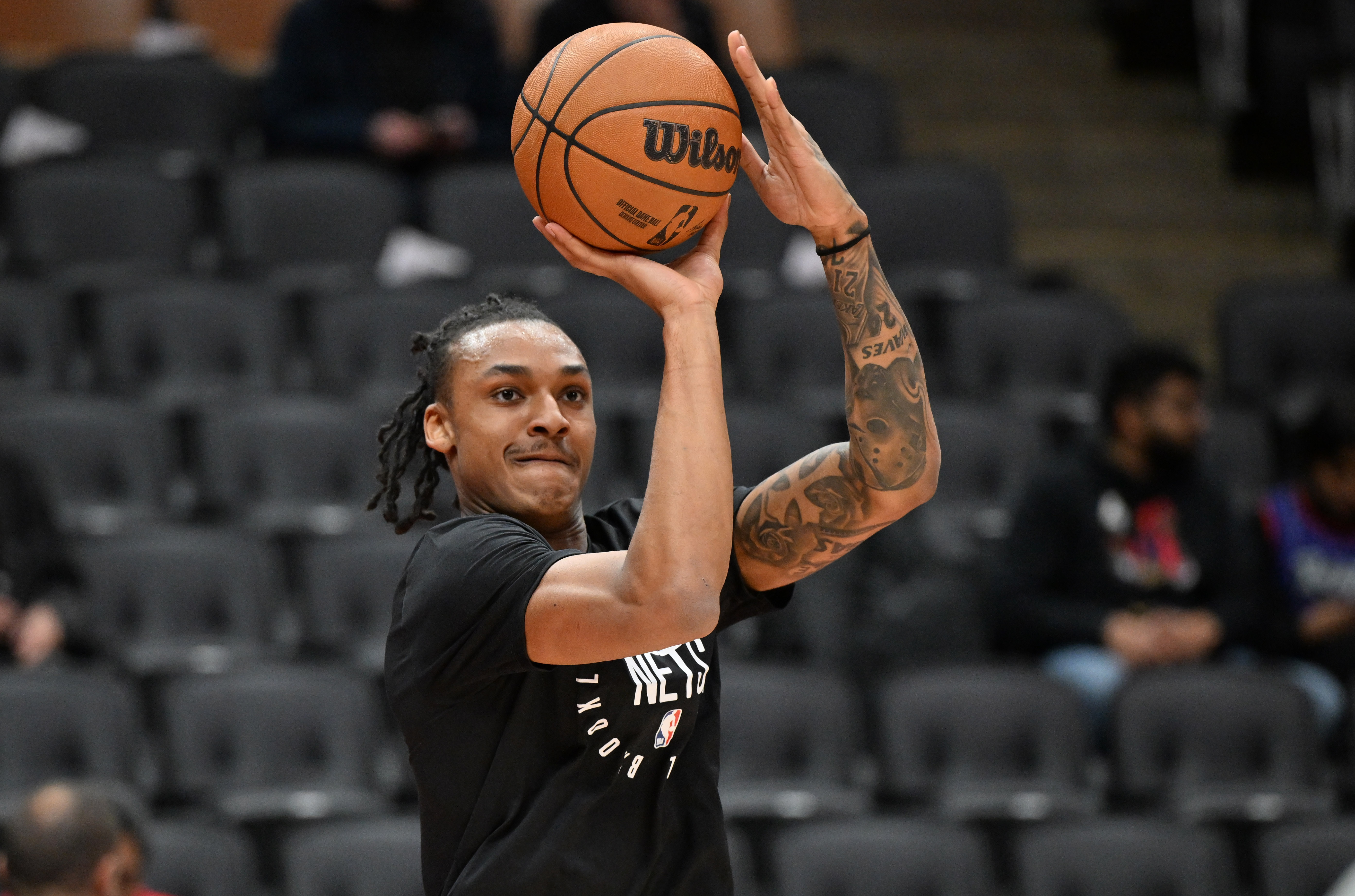  表現(xiàn)不錯！劉易斯7投4中&三分4中2 得到10分1板2助2斷